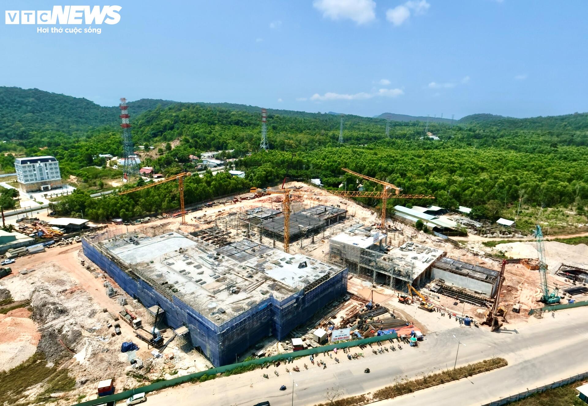 Cận cảnh công trường dự án mở rộng sân bay Phú Quốc phục vụ APEC 2027 - 2