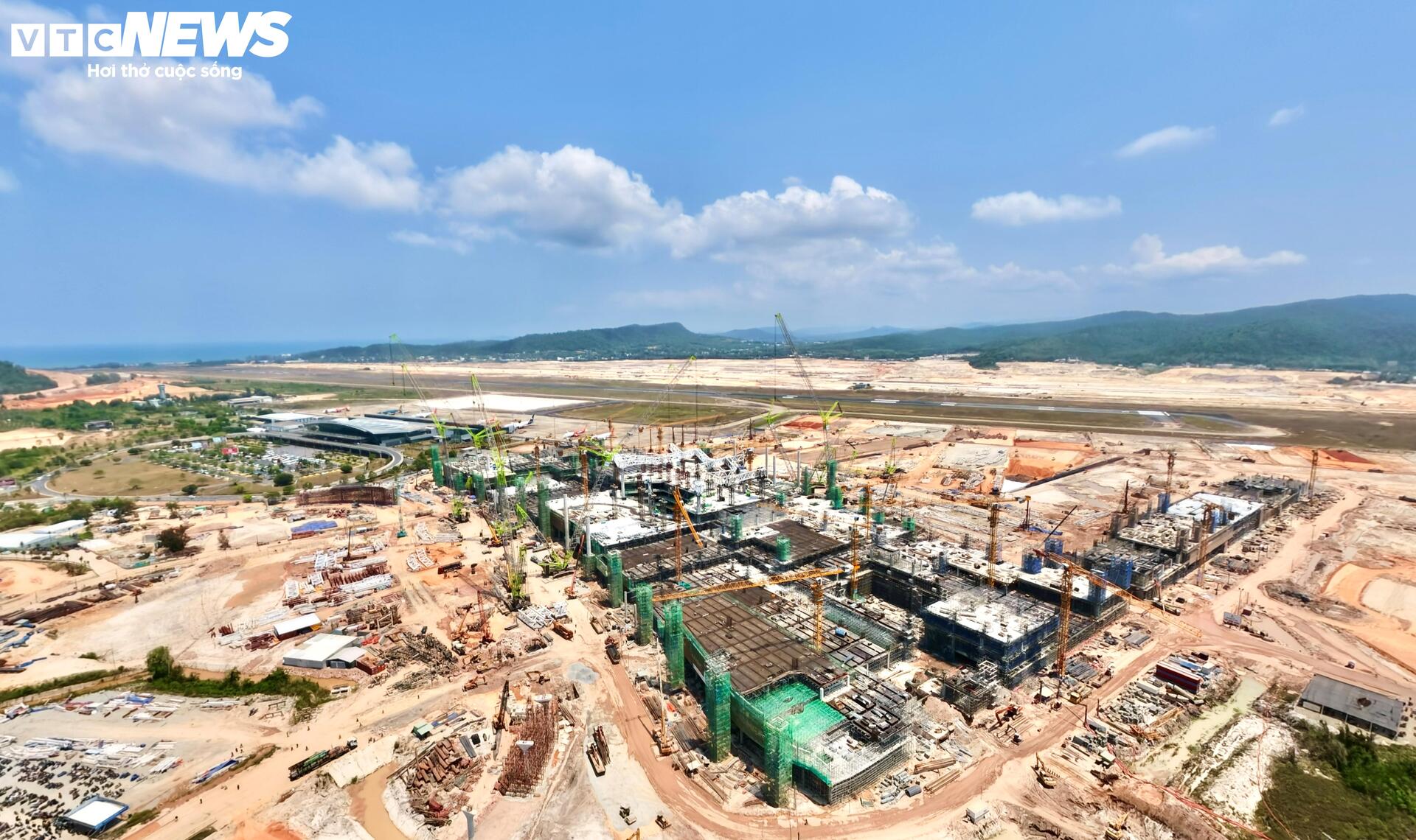 Cận cảnh công trường dự án mở rộng sân bay Phú Quốc phục vụ APEC 2027 - 1