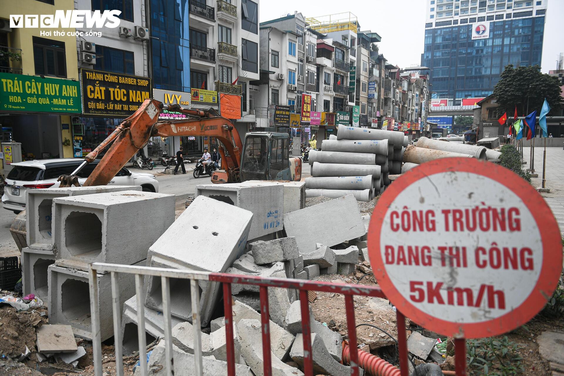 Người Hà Nội dò dẫm tìm lối đi qua công trường mở rộng đường gần 400 tỷ - 3