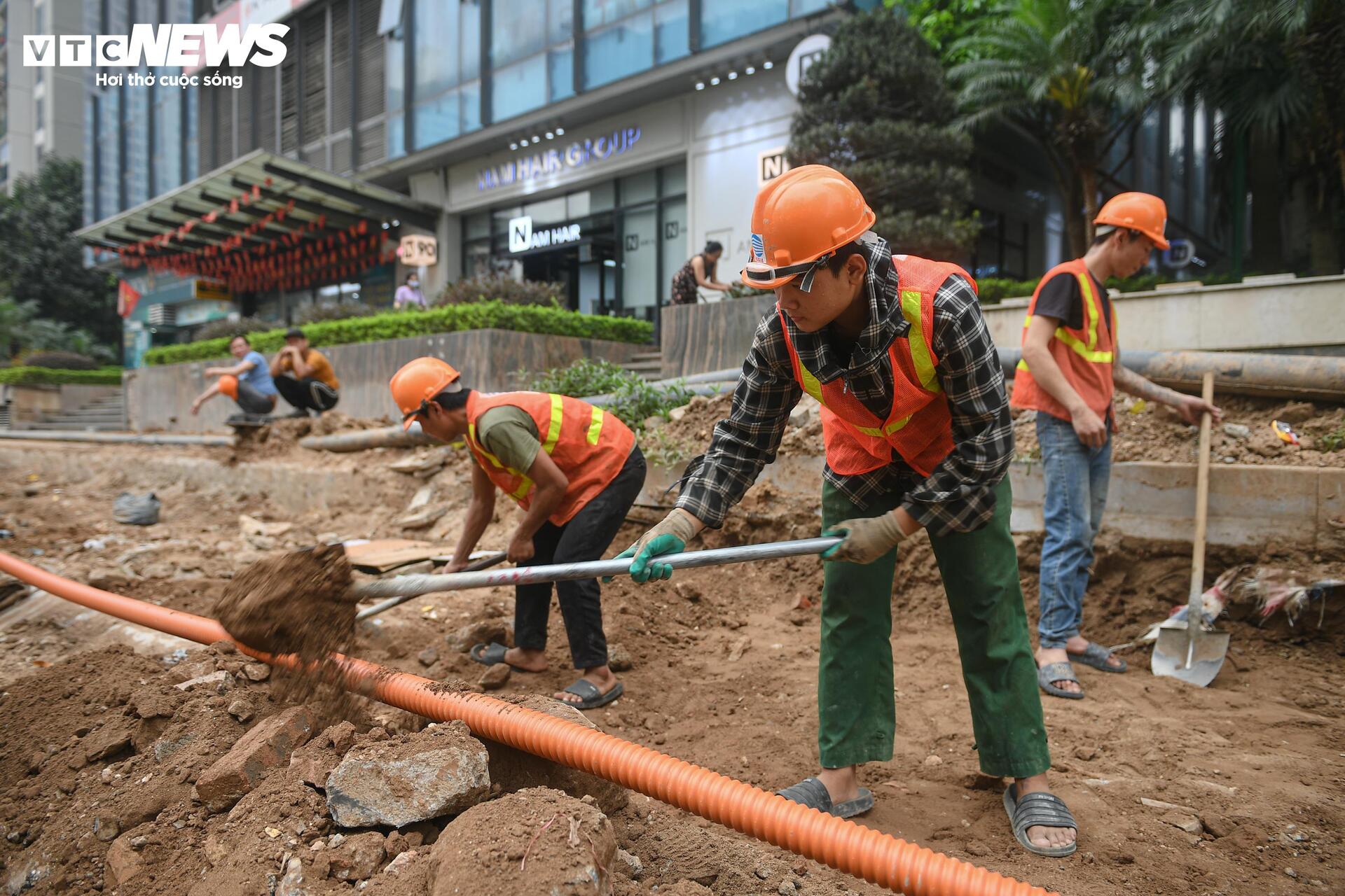 Người Hà Nội dò dẫm tìm lối đi qua công trường mở rộng đường gần 400 tỷ - 6