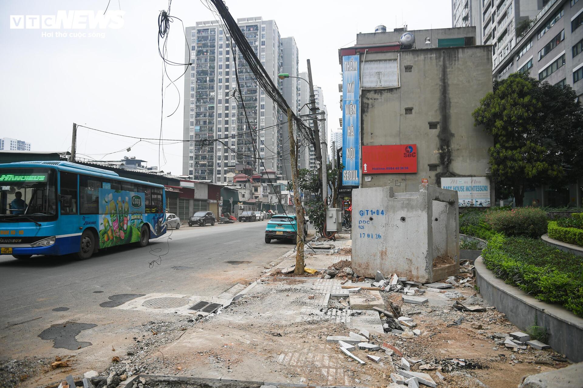 Người Hà Nội dò dẫm tìm lối đi qua công trường mở rộng đường gần 400 tỷ - 18