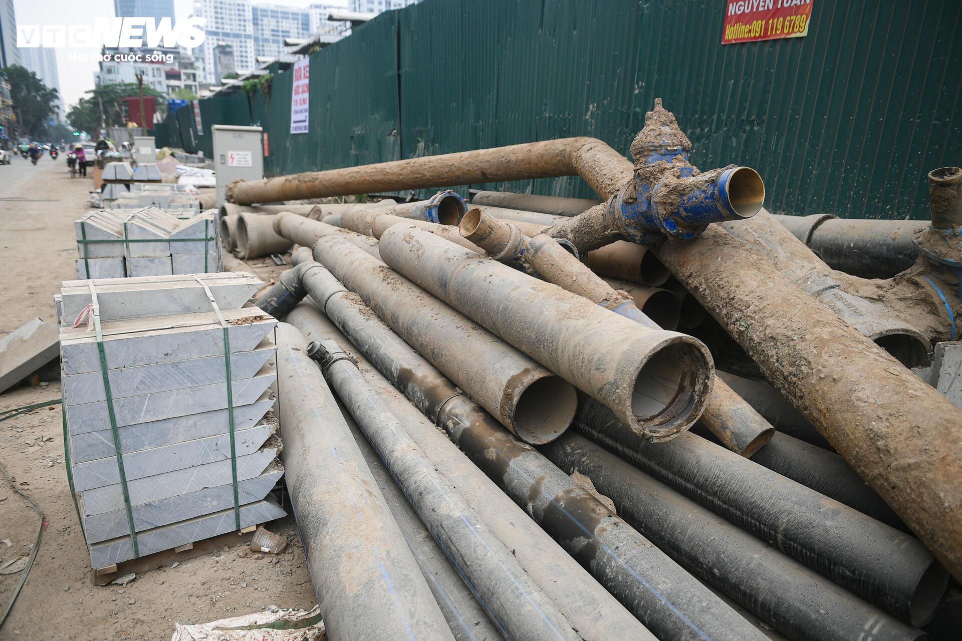 Người Hà Nội dò dẫm tìm lối đi qua công trường mở rộng đường gần 400 tỷ - 20