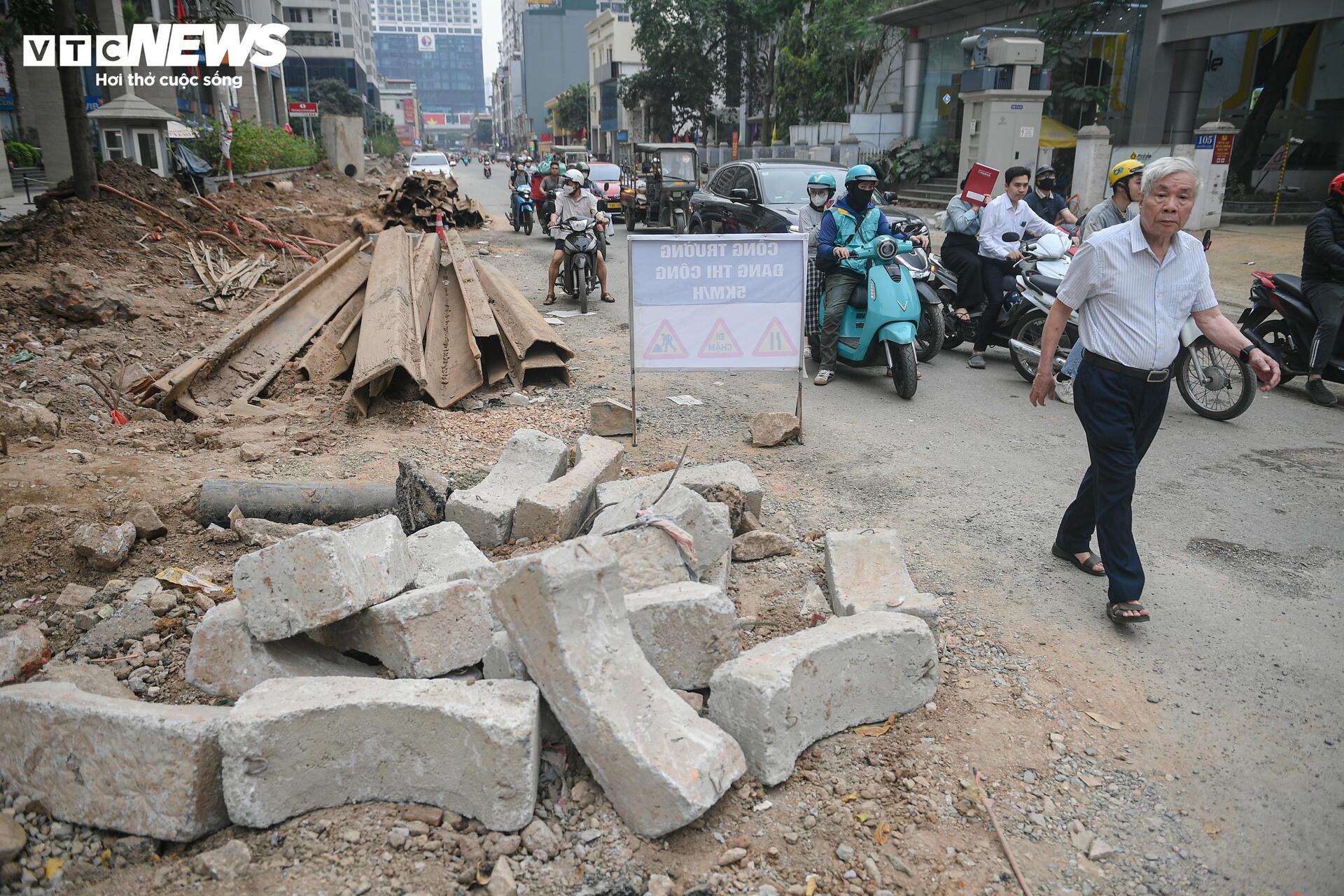 Người Hà Nội dò dẫm tìm lối đi qua công trường mở rộng đường gần 400 tỷ - 4