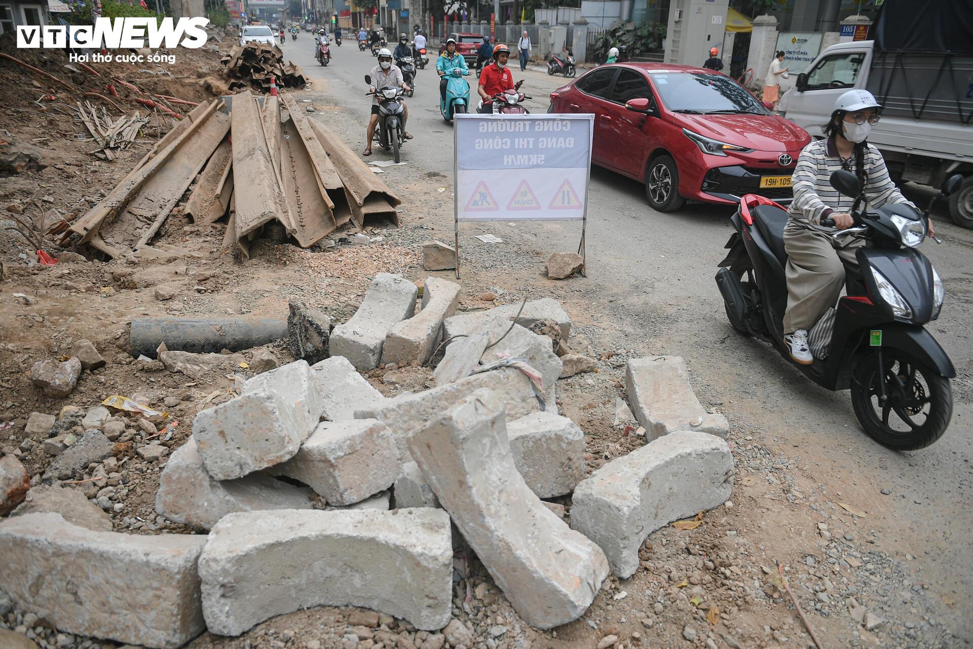 Người Hà Nội dò dẫm tìm lối đi qua công trường mở rộng đường gần 400 tỷ - 12