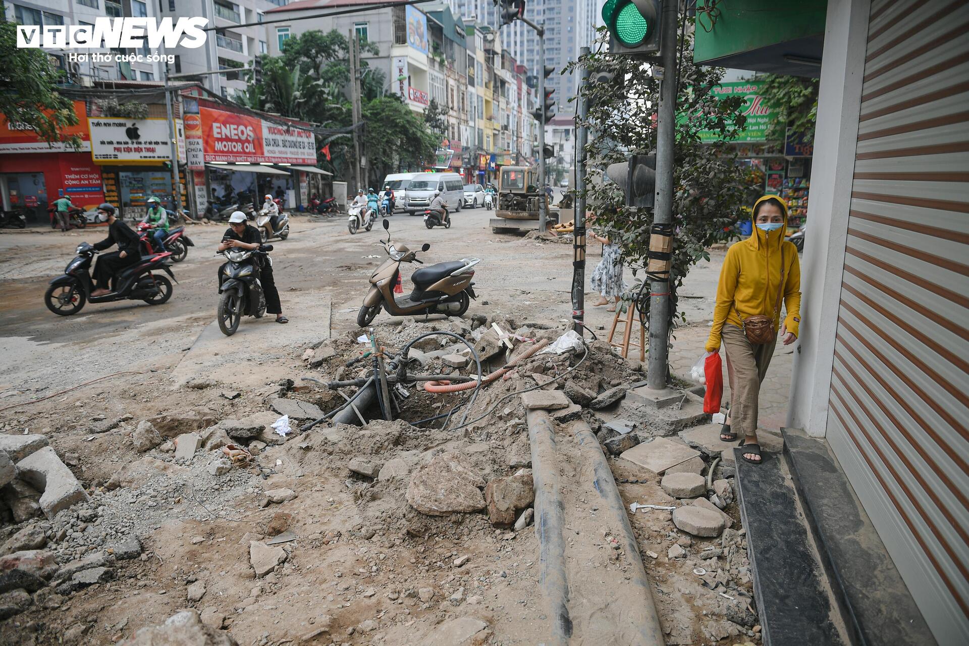 Người Hà Nội dò dẫm tìm lối đi qua công trường mở rộng đường gần 400 tỷ - 8