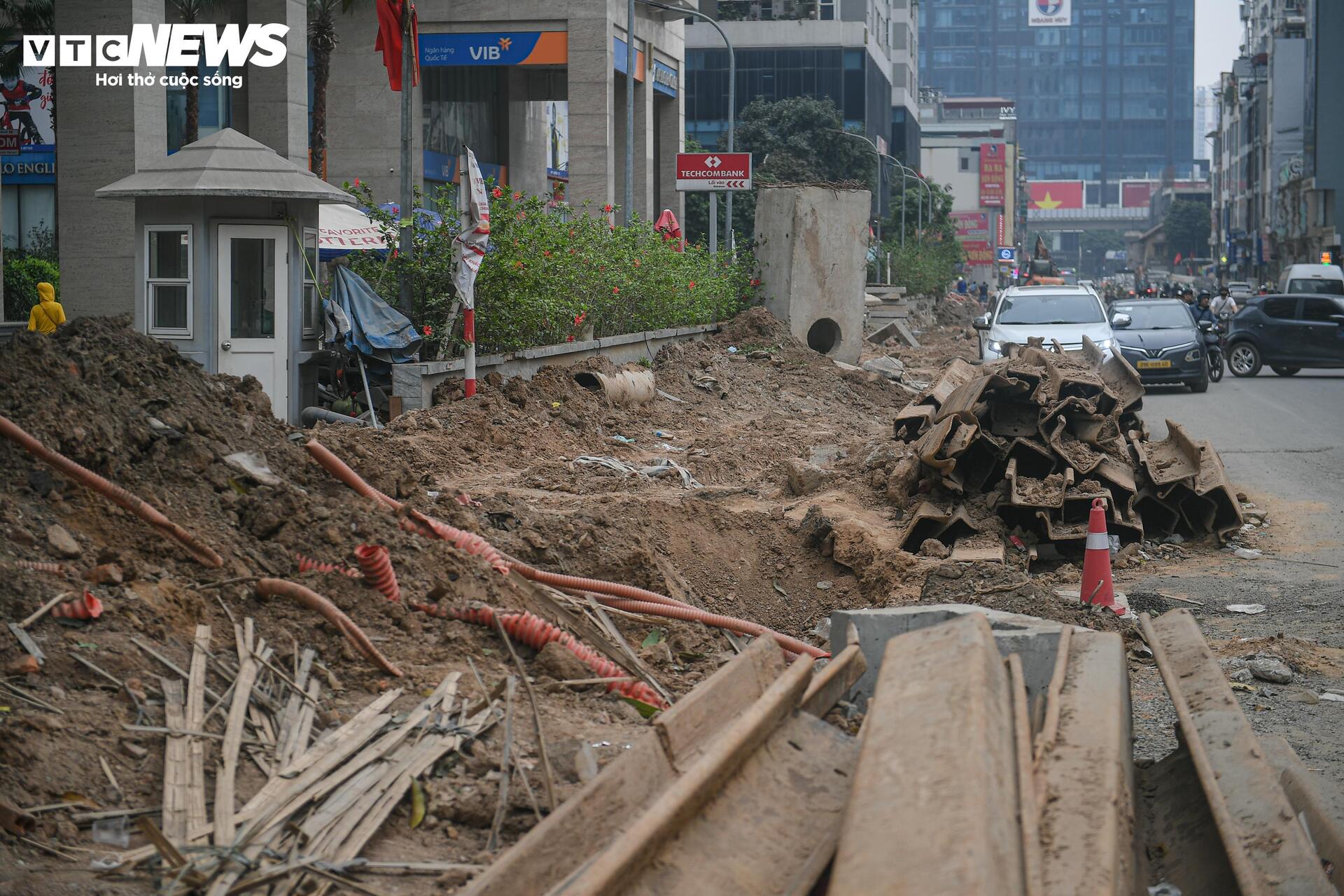 Người Hà Nội dò dẫm tìm lối đi qua công trường mở rộng đường gần 400 tỷ - 24