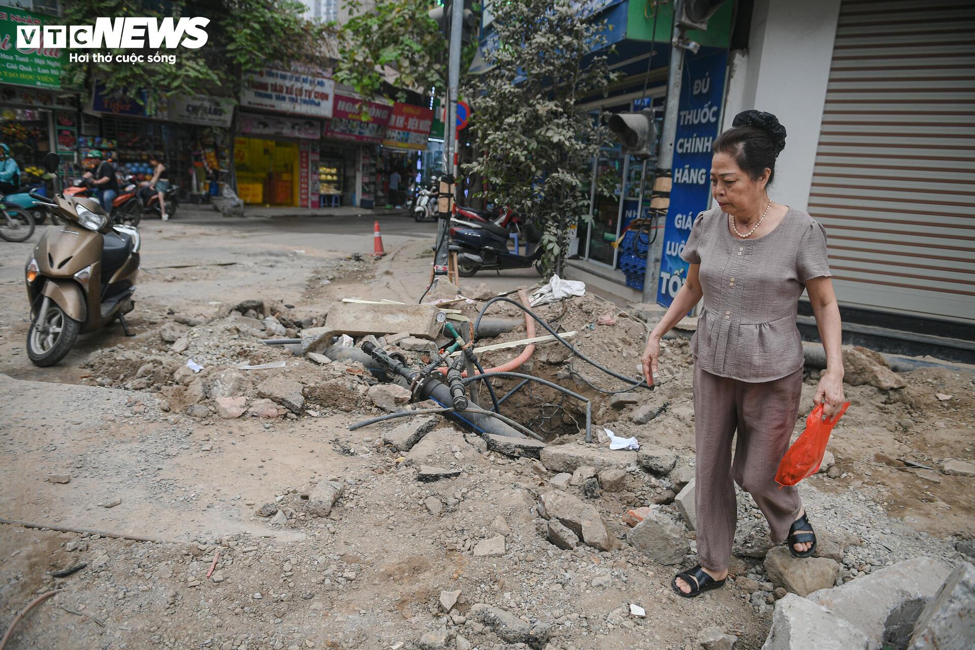 Người Hà Nội dò dẫm tìm lối đi qua công trường mở rộng đường gần 400 tỷ - 15