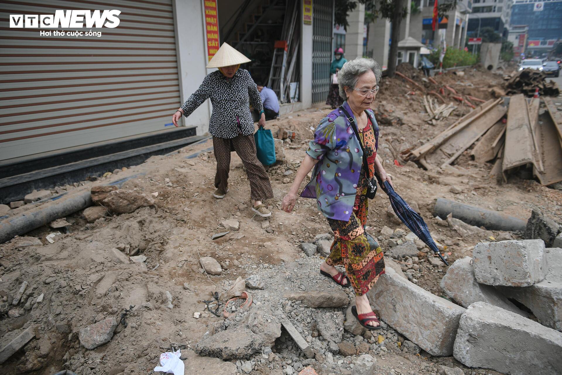 Người Hà Nội dò dẫm tìm lối đi qua công trường mở rộng đường gần 400 tỷ - 9