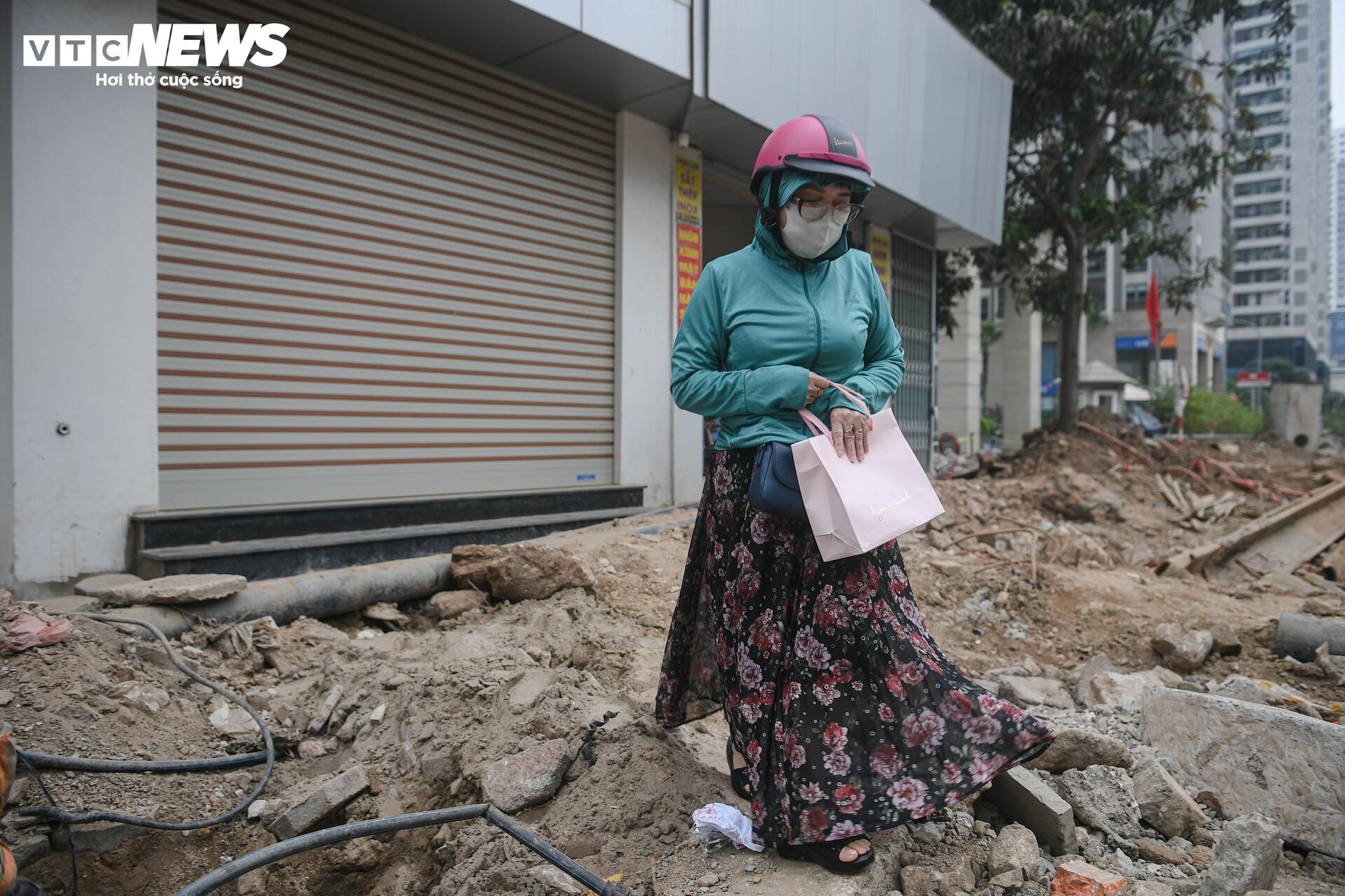 Người Hà Nội dò dẫm tìm lối đi qua công trường mở rộng đường gần 400 tỷ - 14