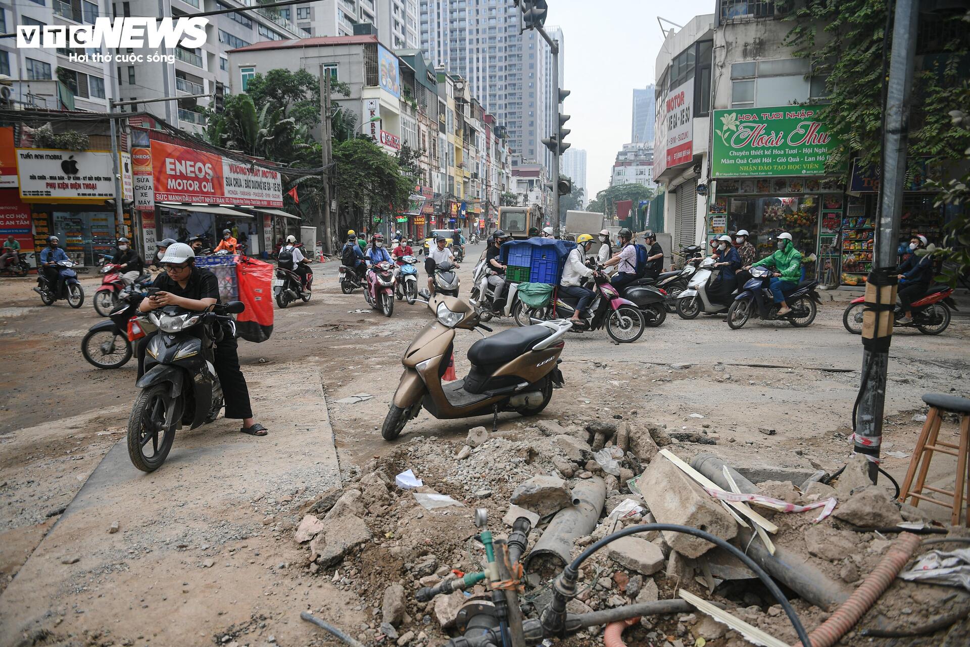 Người Hà Nội dò dẫm tìm lối đi qua công trường mở rộng đường gần 400 tỷ - 16