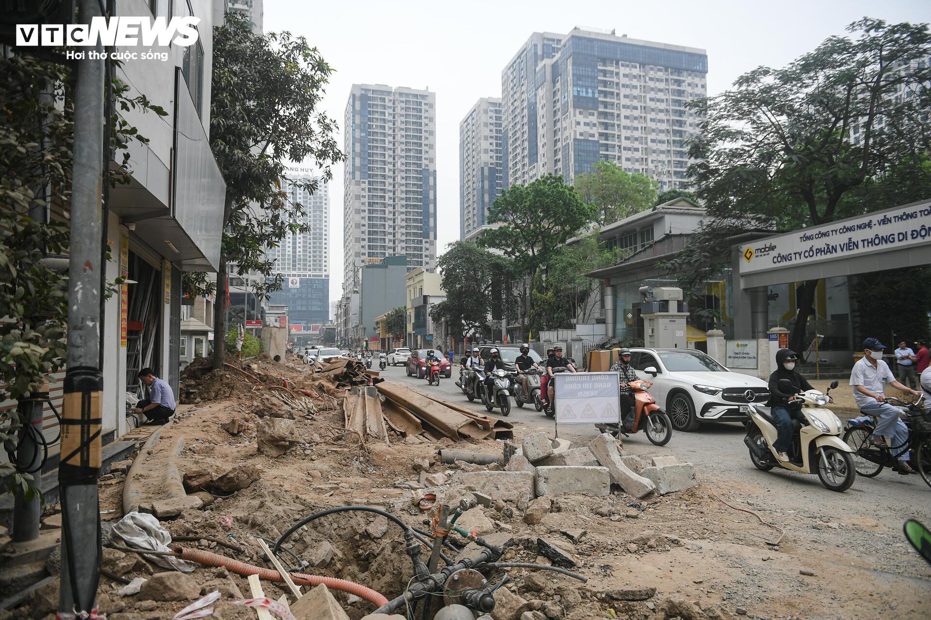 Người Hà Nội dò dẫm tìm lối đi qua công trường mở rộng đường gần 400 tỷ - 7