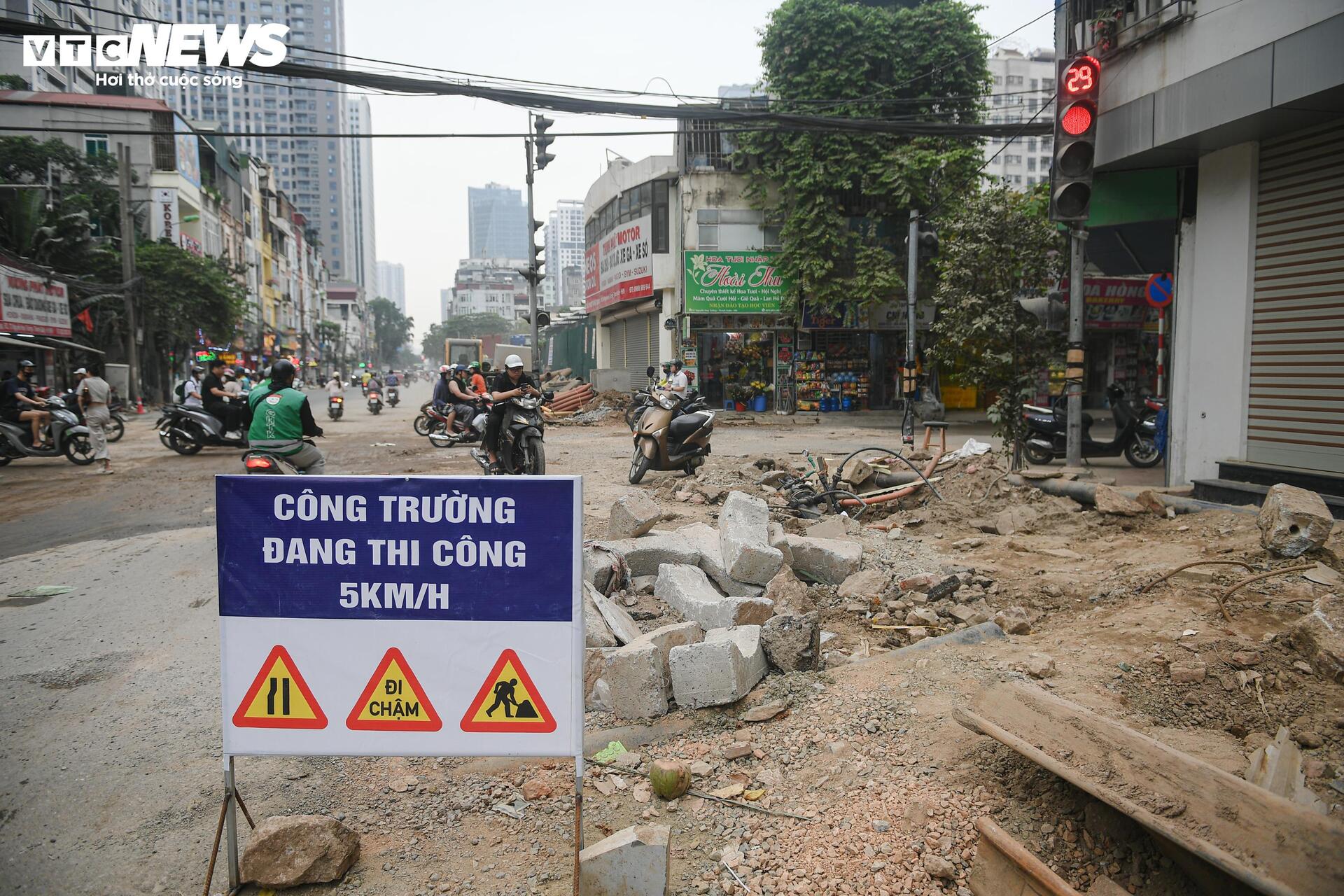 Người Hà Nội dò dẫm tìm lối đi qua công trường mở rộng đường gần 400 tỷ - 23