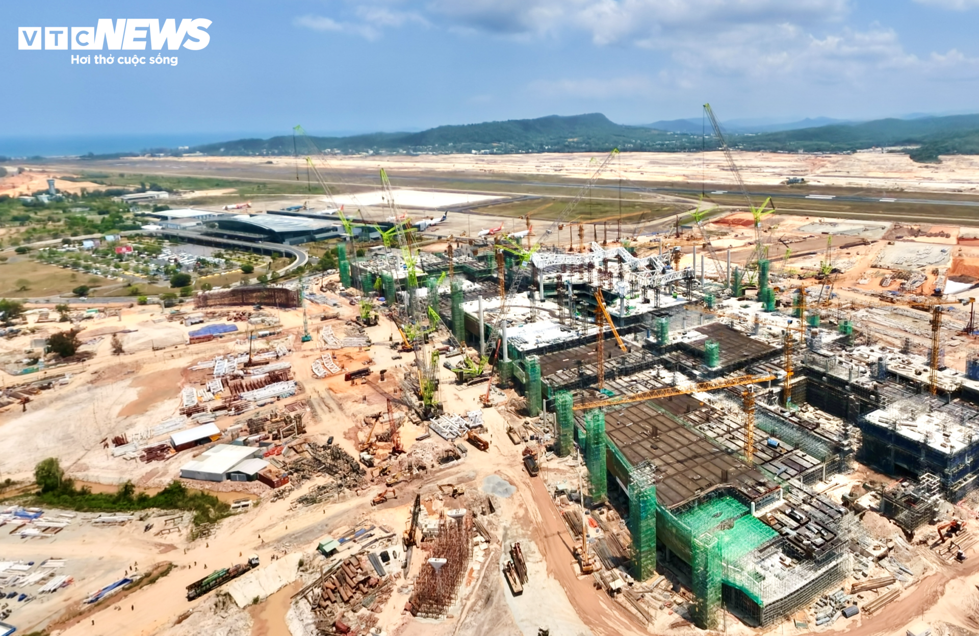Cận cảnh công trường dự án mở rộng sân bay Phú Quốc phục vụ APEC 2027 - 4