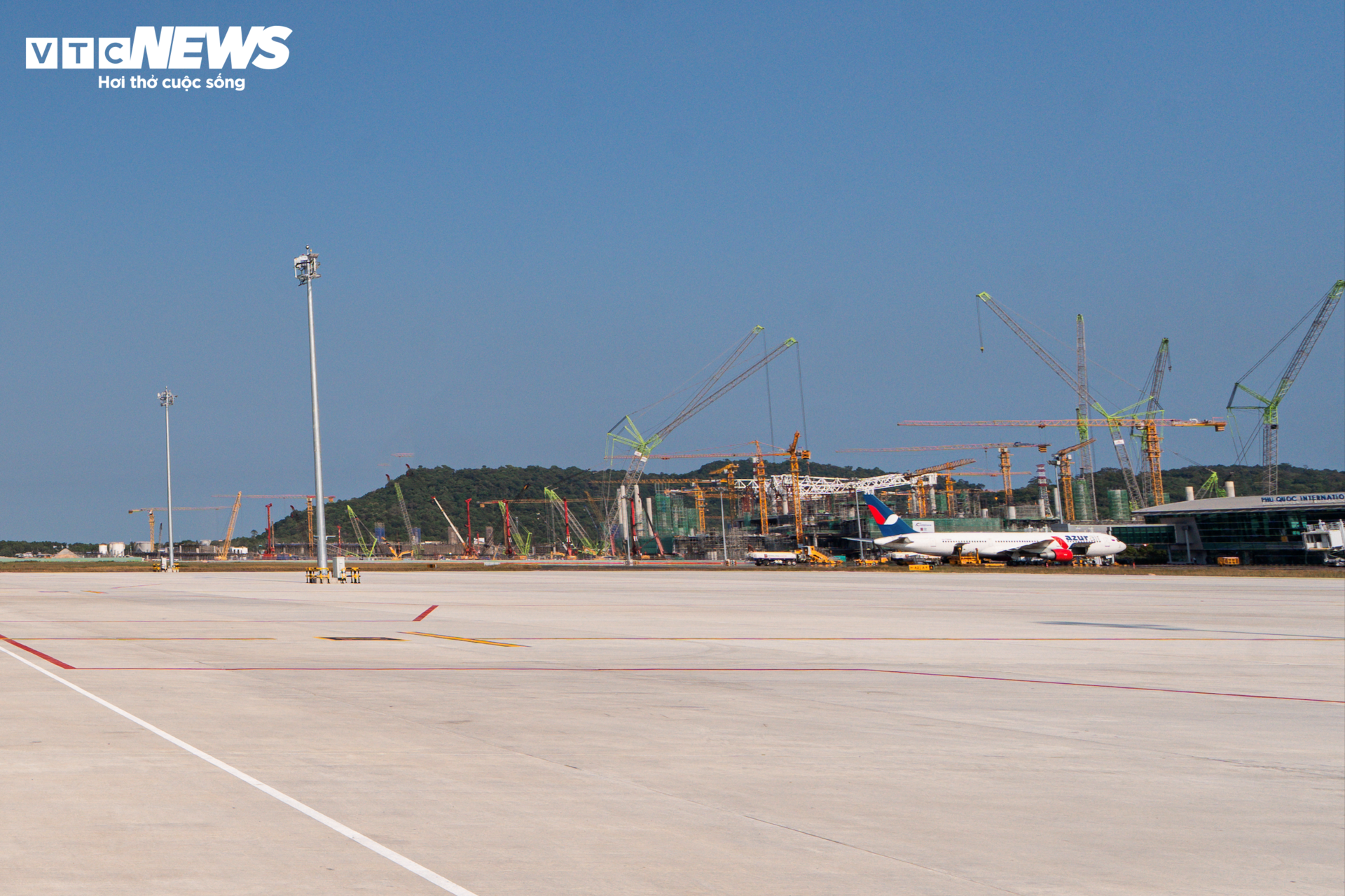 Cận cảnh công trường dự án mở rộng sân bay Phú Quốc phục vụ APEC 2027 - 13