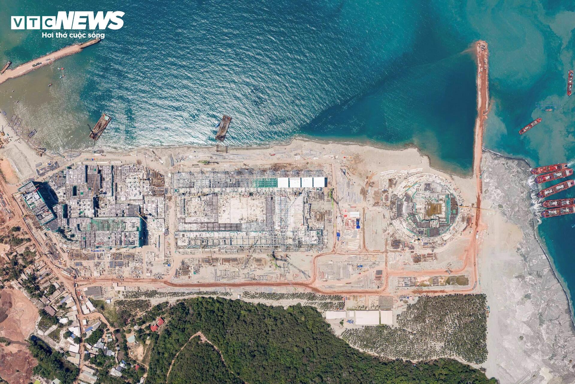 Diện mạo Trung tâm Hội nghị APEC ở Phú Quốc dần lộ diện sau 10 tháng thi công - 1