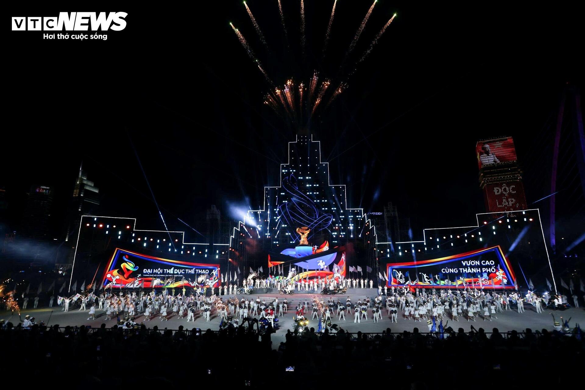 Mãn nhãn xem hàng nghìn người diễu hành, rước cờ ở TP.HCM - 12