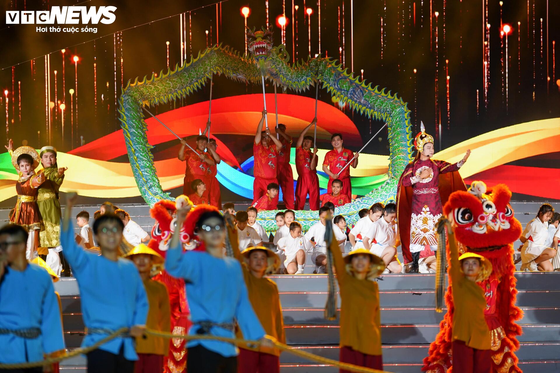 Mãn nhãn xem hàng nghìn người diễu hành, rước cờ ở TP.HCM - 3