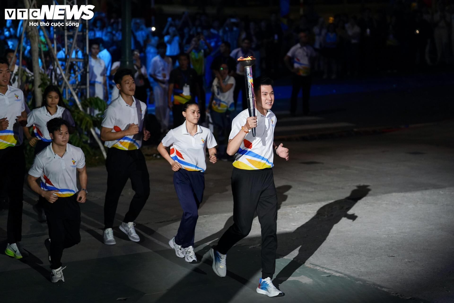 Mãn nhãn xem hàng nghìn người diễu hành, rước cờ ở TP.HCM - 7