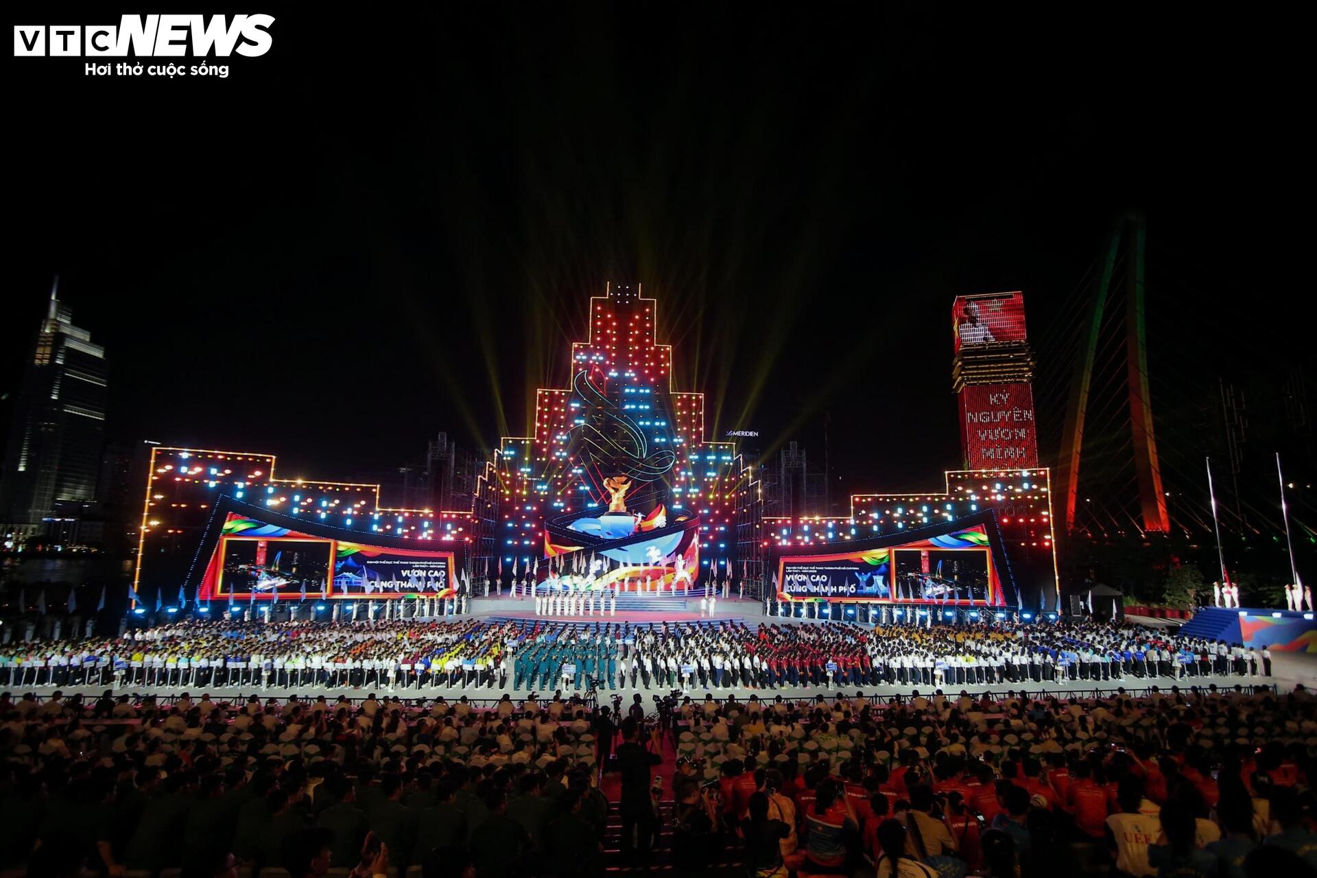 Mãn nhãn xem hàng nghìn người diễu hành, rước cờ ở TP.HCM - 1