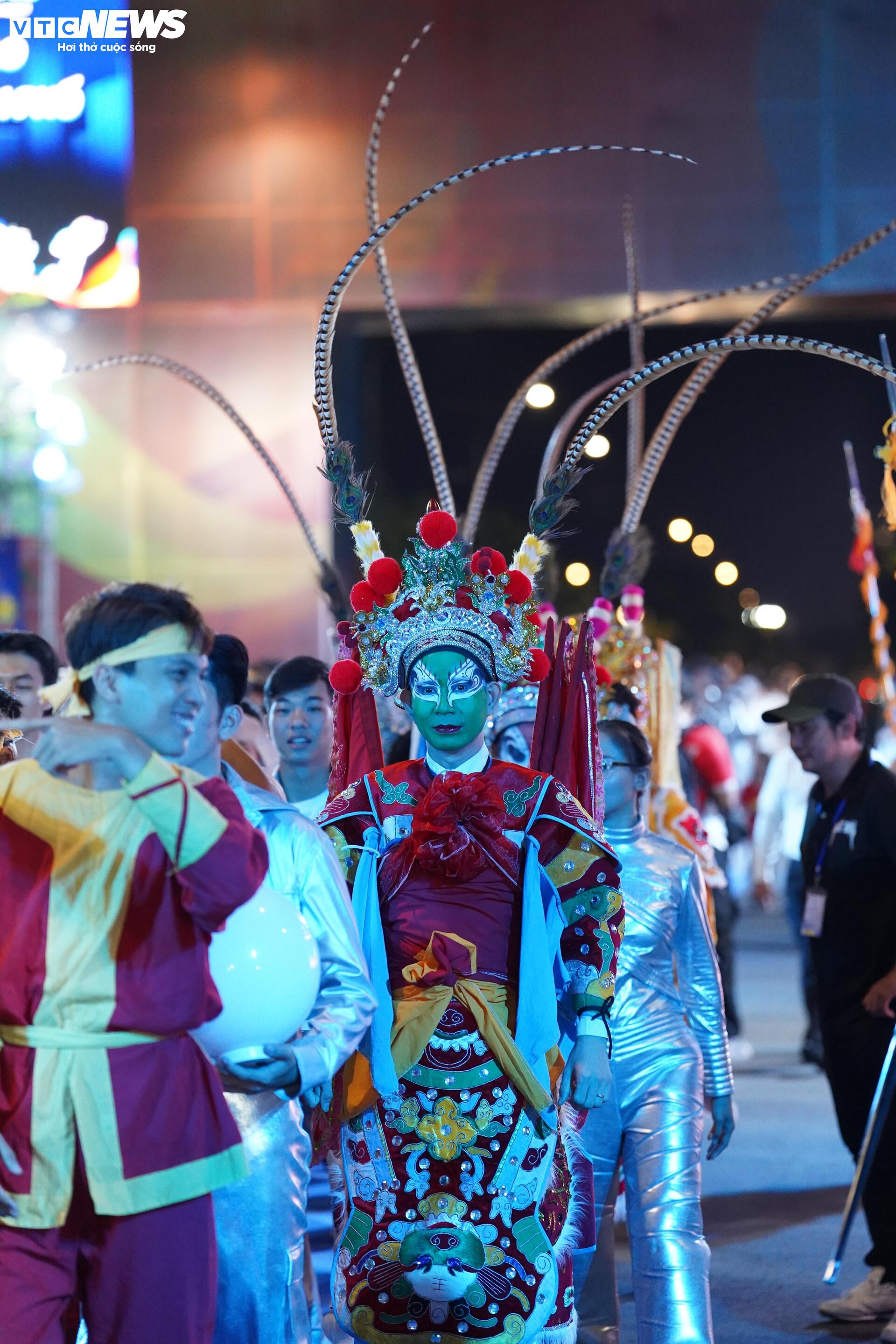 Mãn nhãn xem hàng nghìn người diễu hành, rước cờ ở TP.HCM - 5