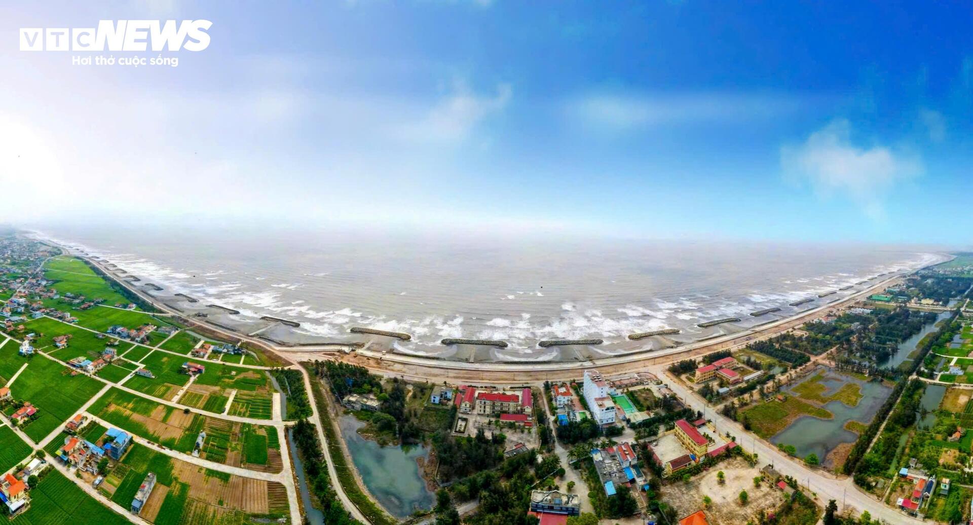 Bãi biển Ninh Bình 'hồi sinh' sau dự án 500 tỷ, đón những du khách đầu tiên - 1