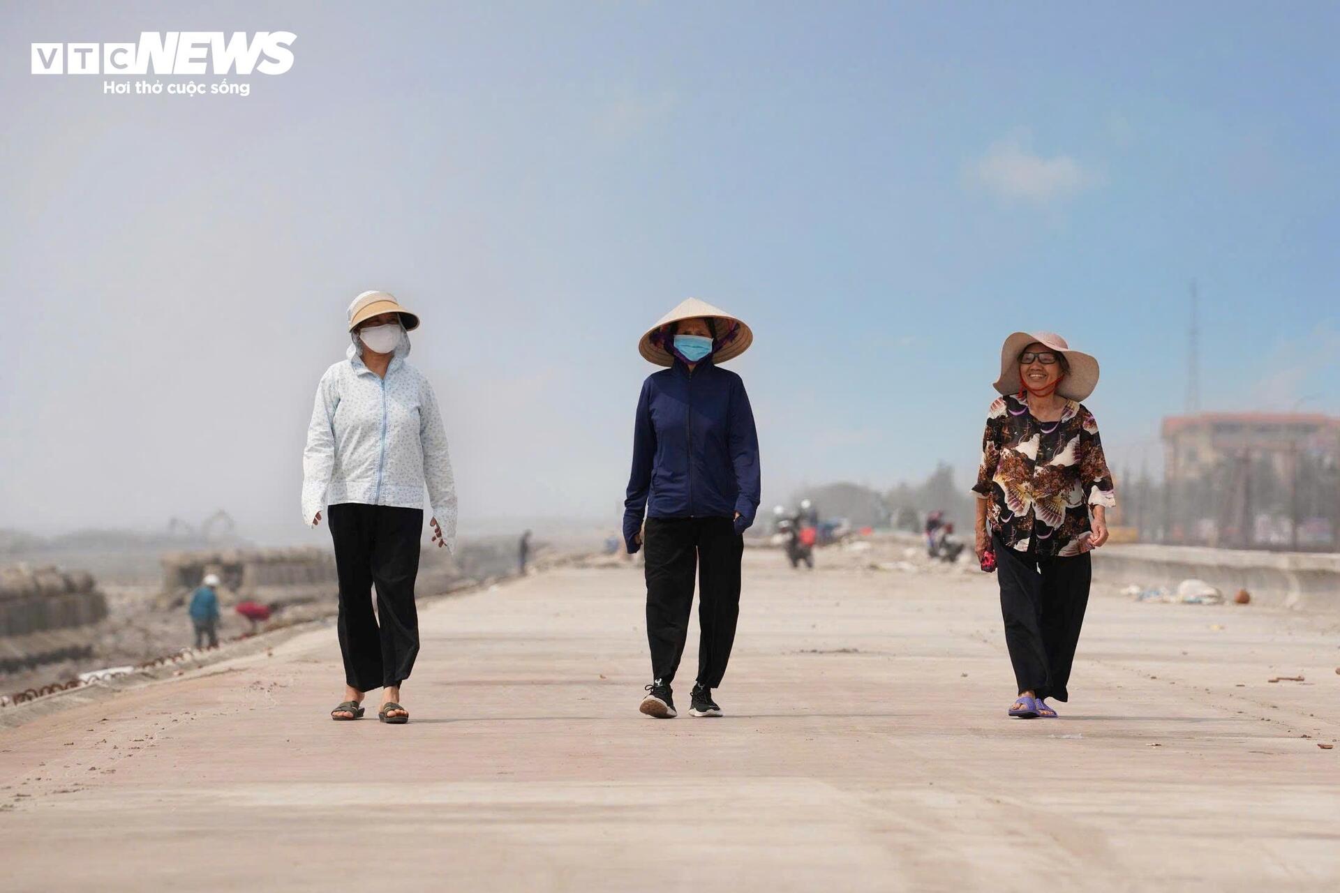 Bãi biển Ninh Bình 'hồi sinh' sau dự án 500 tỷ, đón những du khách đầu tiên - 9
