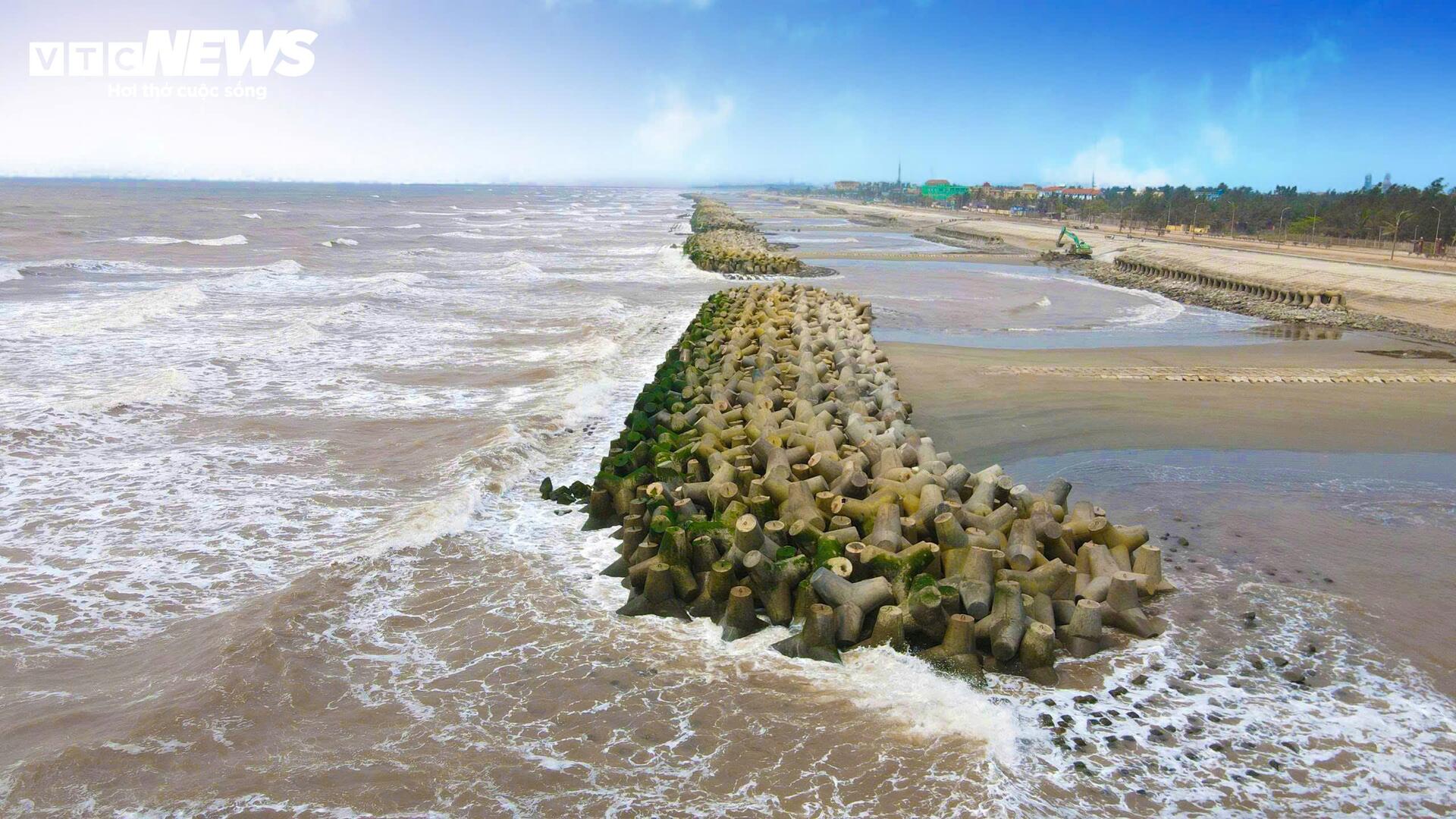 Bãi biển Ninh Bình 'hồi sinh' sau dự án 500 tỷ, đón những du khách đầu tiên - 3