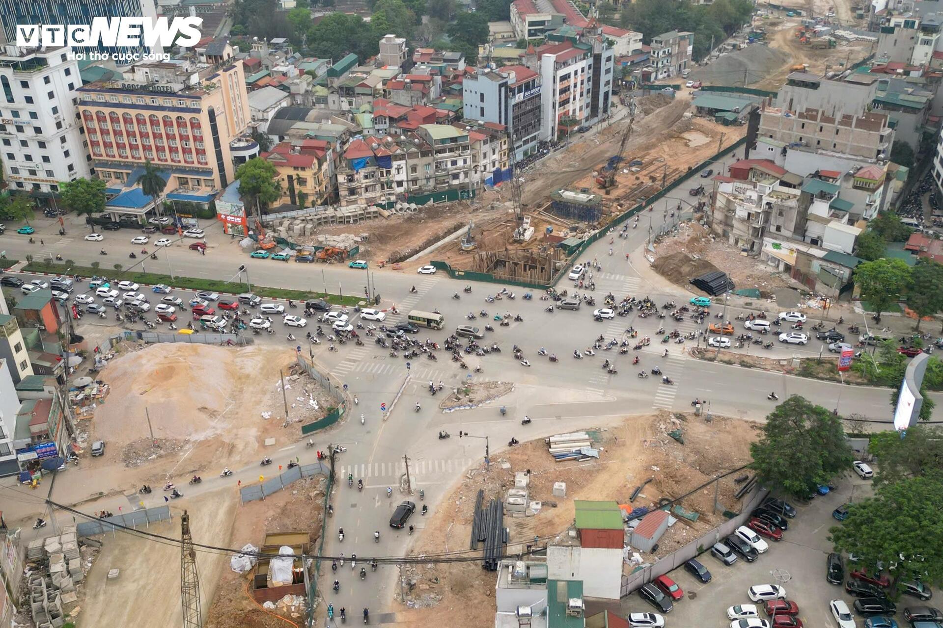 Lộ diện hai cầu vượt trên Vành đai 1 sau hơn 3 tháng thi công - 9