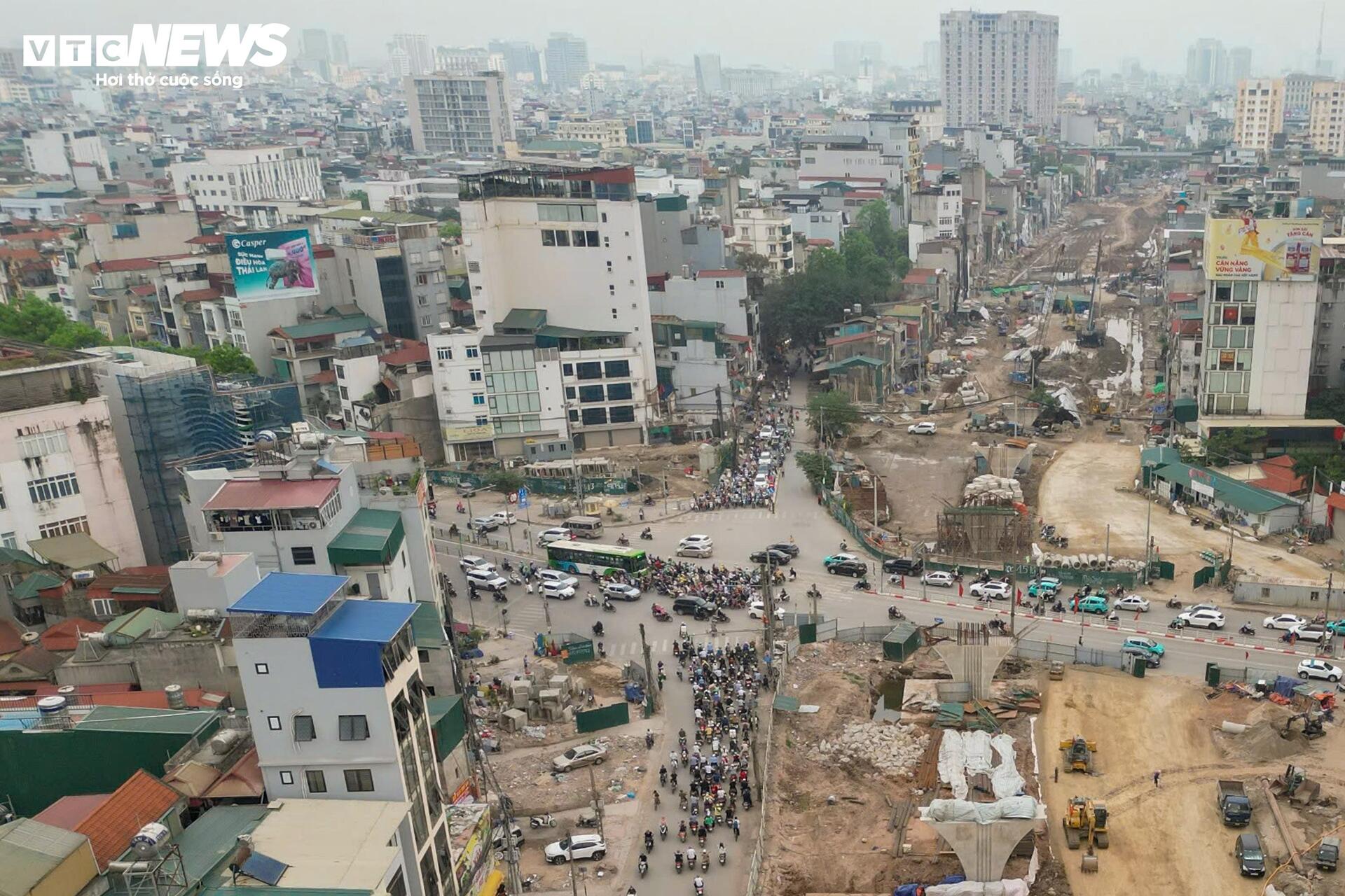 Lộ diện hai cầu vượt trên Vành đai 1 sau hơn 3 tháng thi công - 10