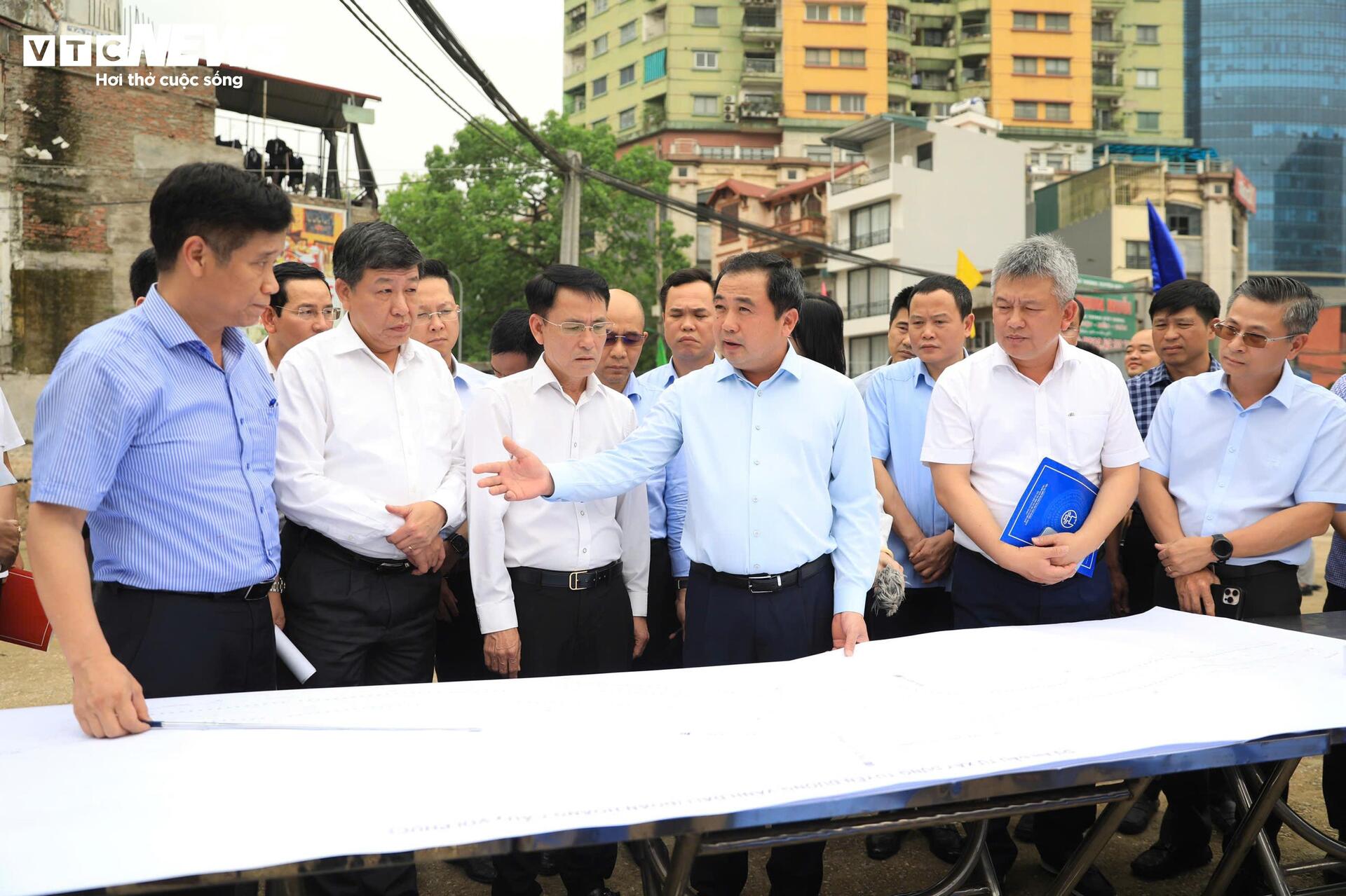 Lộ diện hai cầu vượt trên Vành đai 1 sau hơn 3 tháng thi công - 3