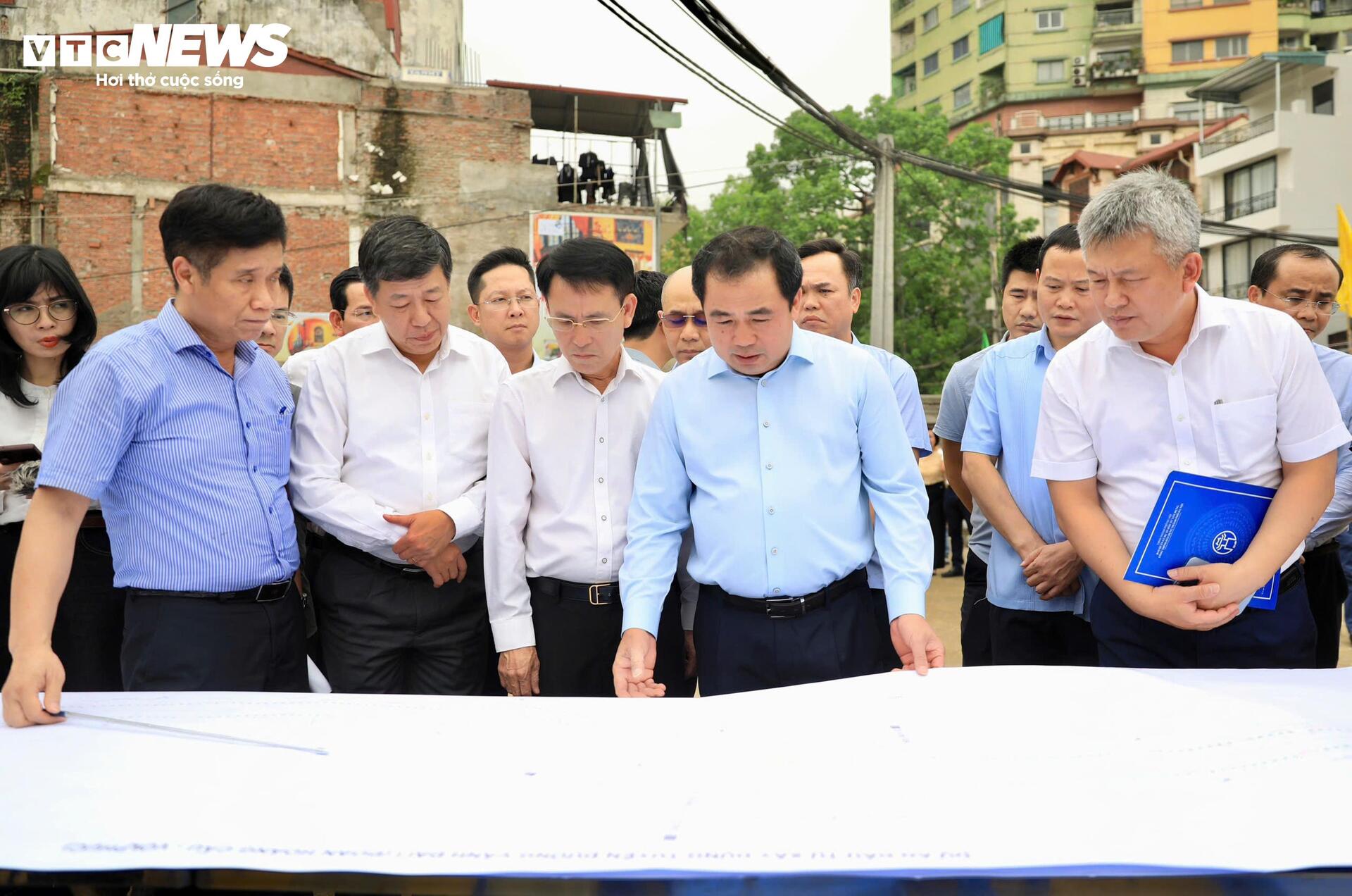 Lộ diện hai cầu vượt trên Vành đai 1 sau hơn 3 tháng thi công - 4