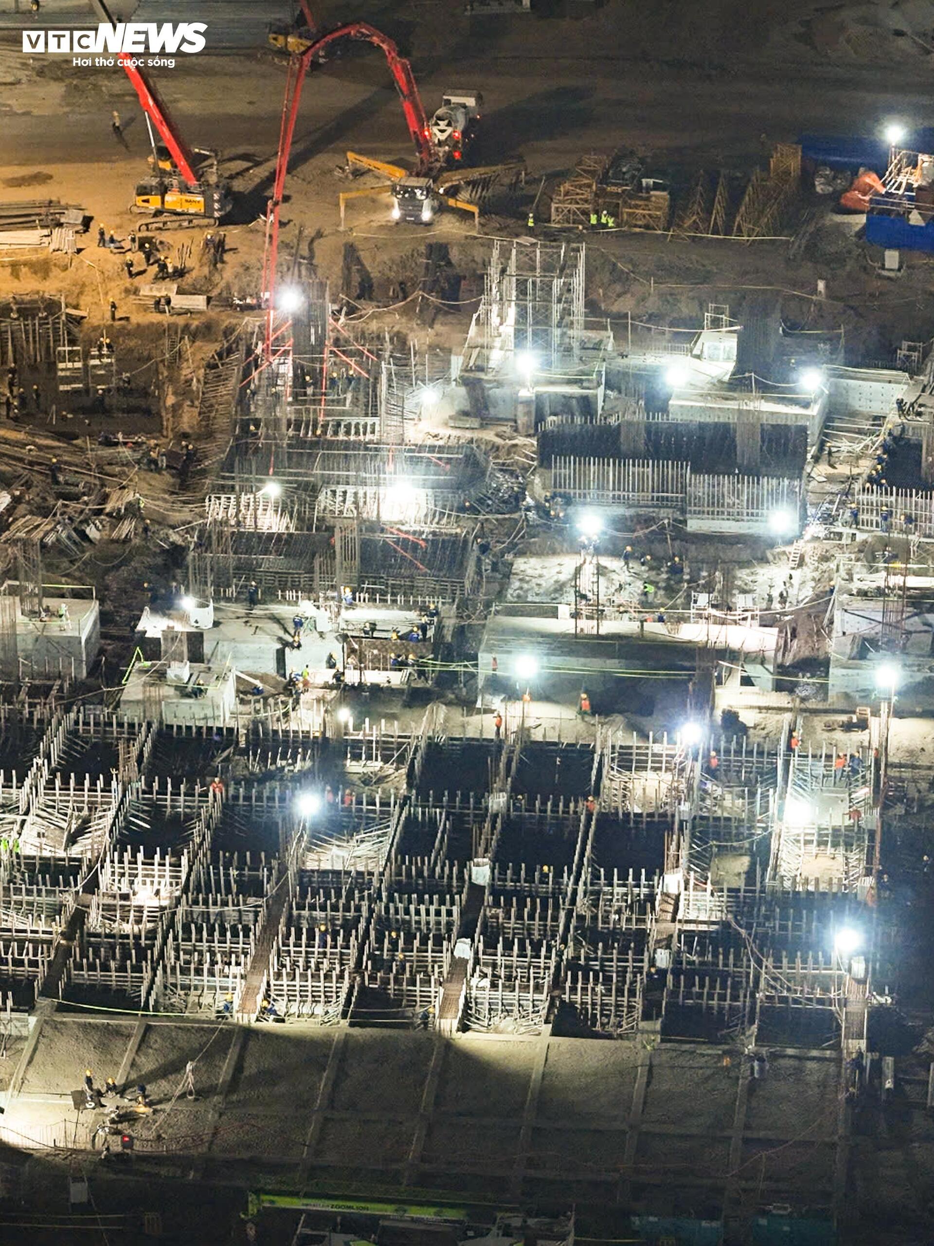 Đại công trường rực sáng xuyên đêm, tăng tốc xây sân vận động lớn nhất thế giới - 11