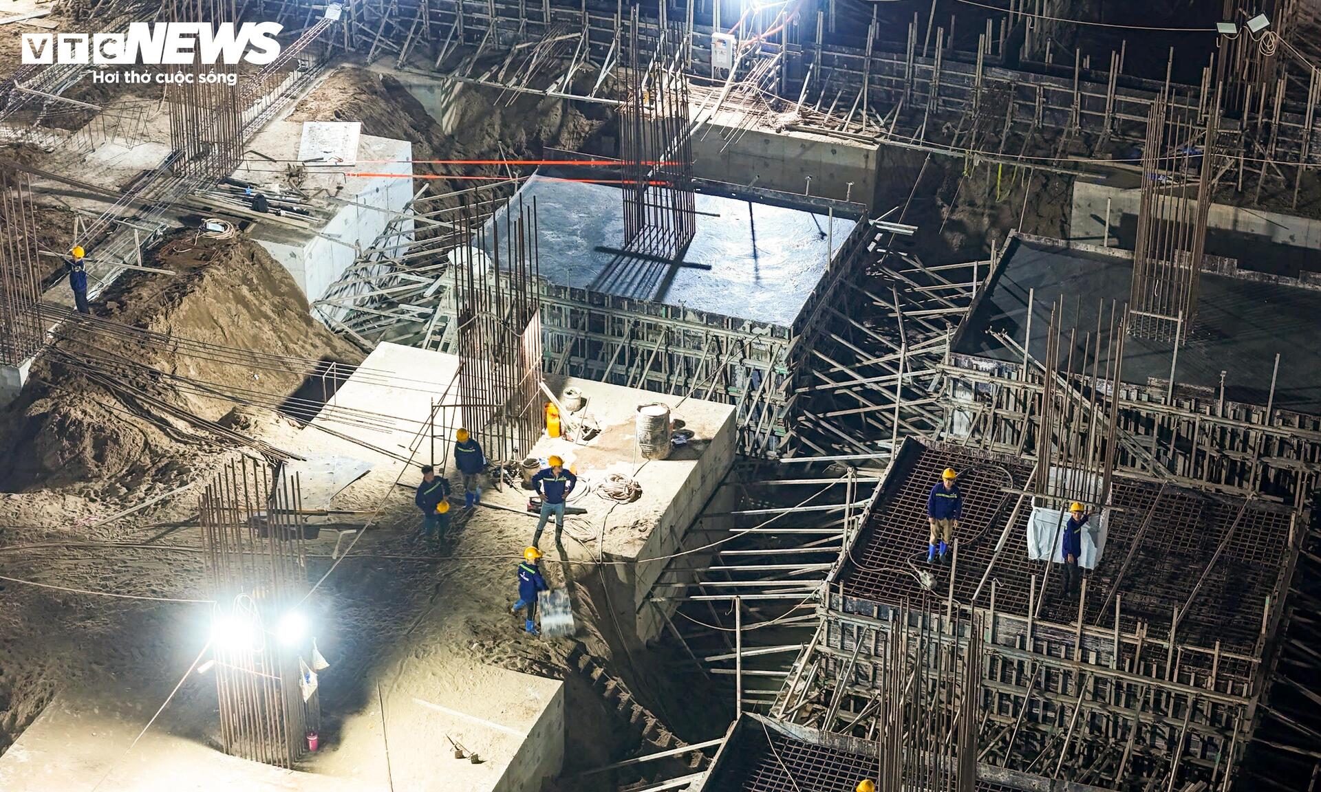 Đại công trường rực sáng xuyên đêm, tăng tốc xây sân vận động lớn nhất thế giới - 9