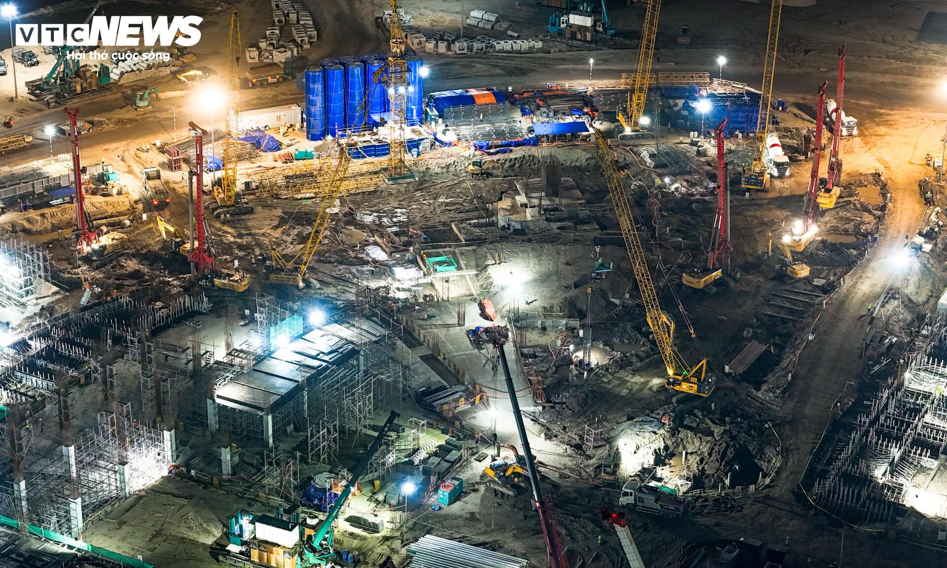 Đại công trường rực sáng xuyên đêm, tăng tốc xây sân vận động lớn nhất thế giới - 10