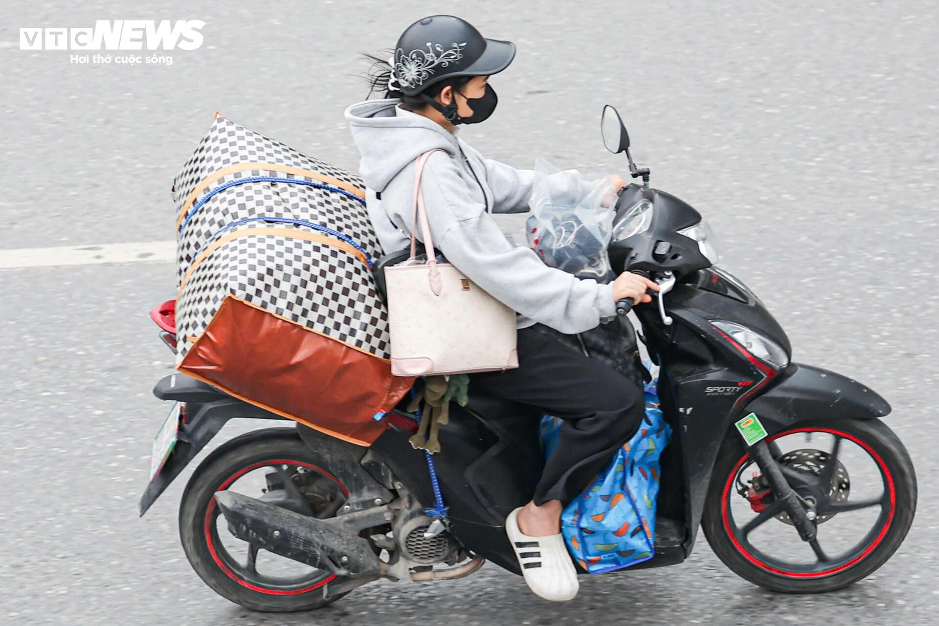 Người dân ùn ùn rời Hà Nội nghỉ lễ Giỗ Tổ, các trục cửa ngõ ùn ứ kéo dài - 18