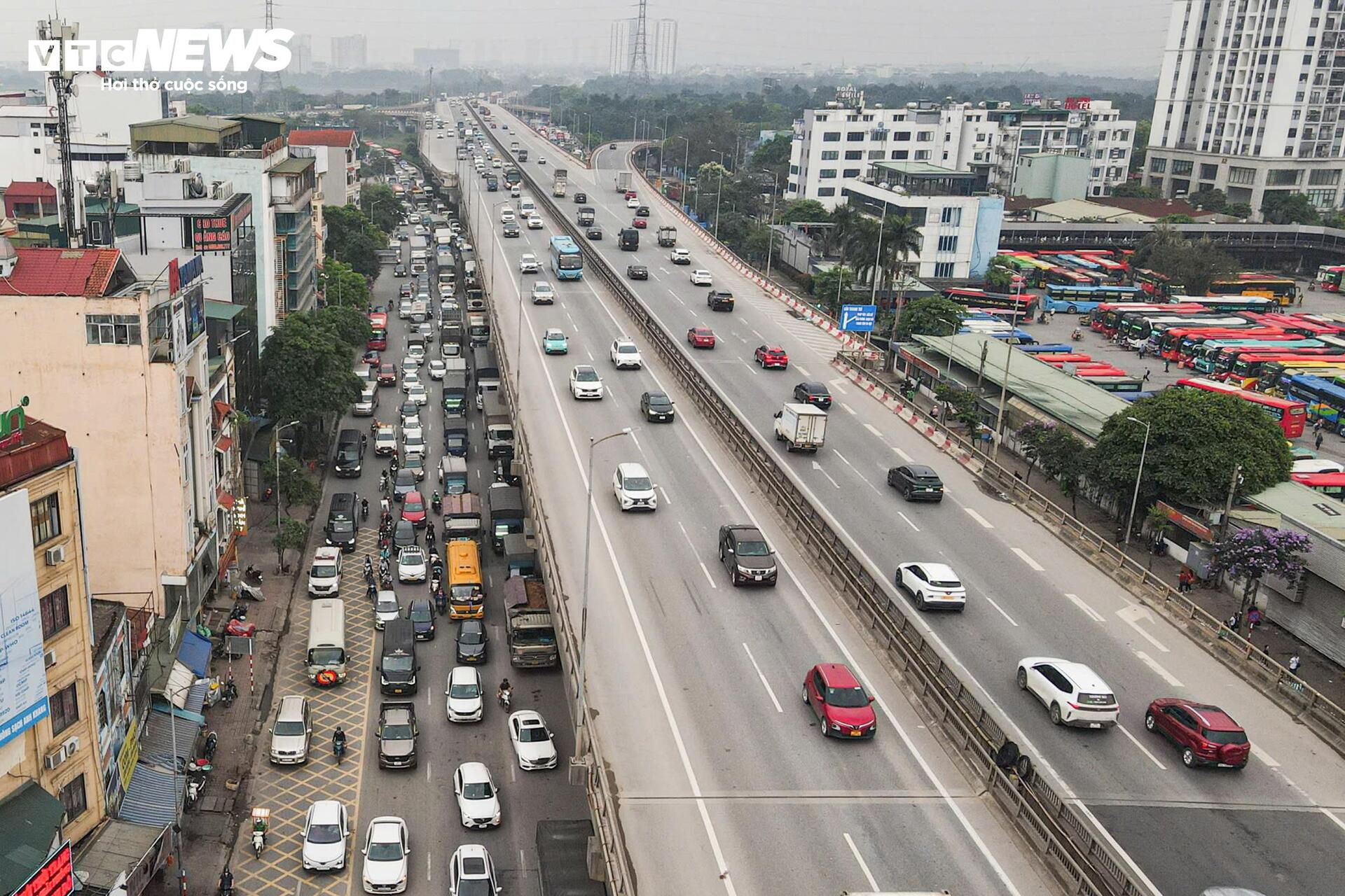Người dân ùn ùn rời Hà Nội nghỉ lễ Giỗ Tổ, các trục cửa ngõ ùn ứ kéo dài - 20