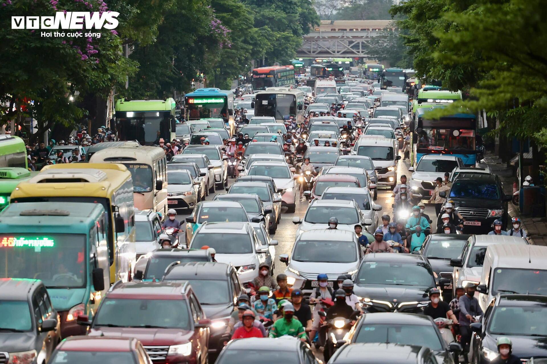 Người dân ùn ùn rời Hà Nội nghỉ lễ Giỗ Tổ, các trục cửa ngõ ùn ứ kéo dài - 3