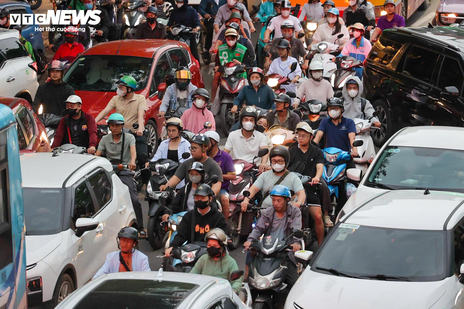 Người dân ùn ùn rời Hà Nội nghỉ lễ Giỗ Tổ, các trục cửa ngõ ùn ứ kéo dài - 6