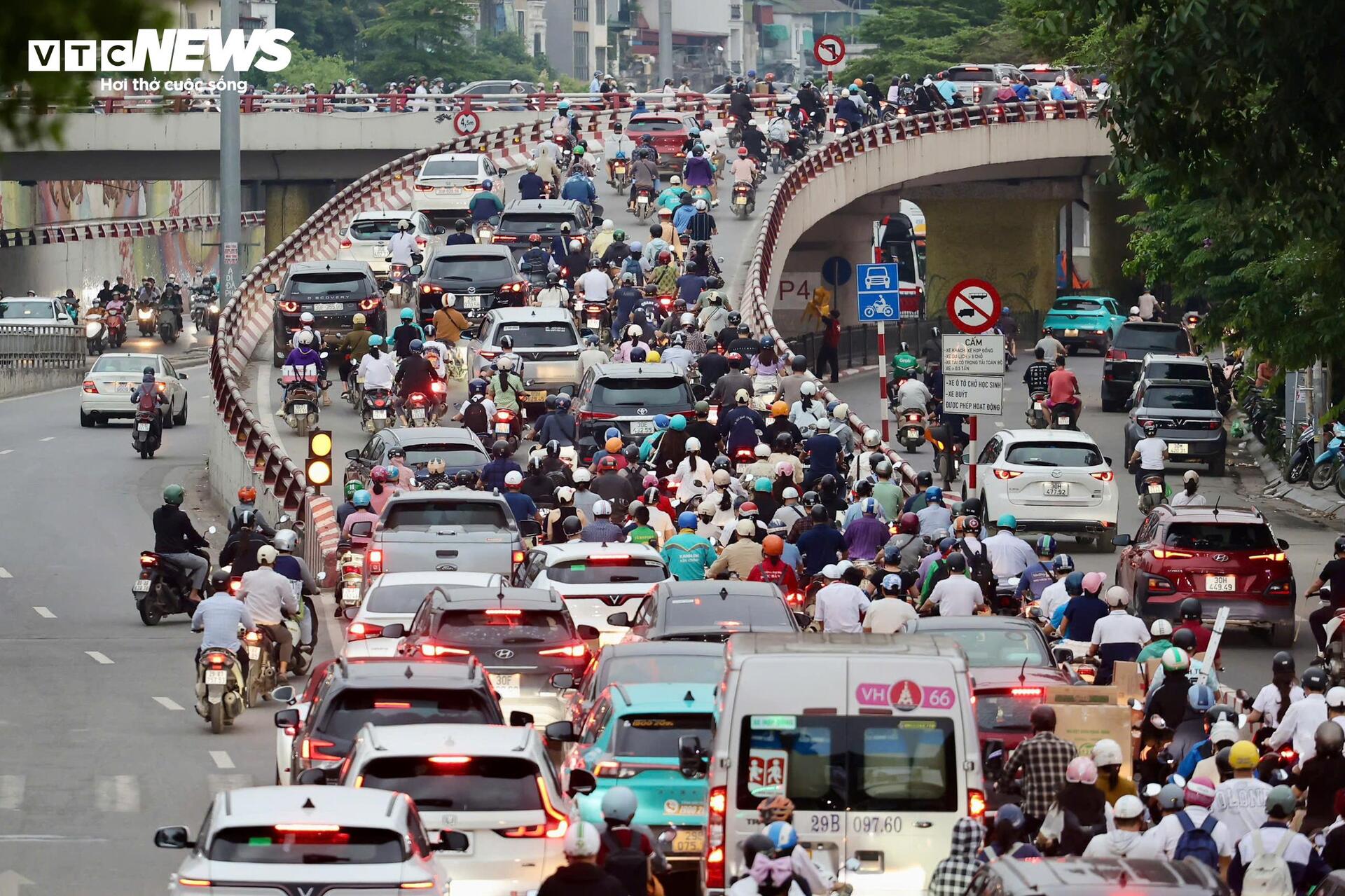 Người dân ùn ùn rời Hà Nội nghỉ lễ Giỗ Tổ, các trục cửa ngõ ùn ứ kéo dài - 7