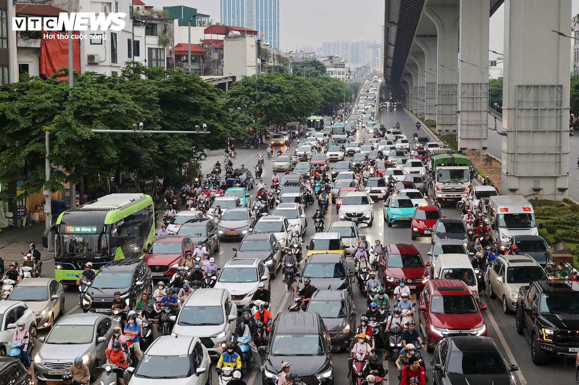 Người dân ùn ùn rời Hà Nội nghỉ lễ Giỗ Tổ, các trục cửa ngõ ùn ứ kéo dài - 8