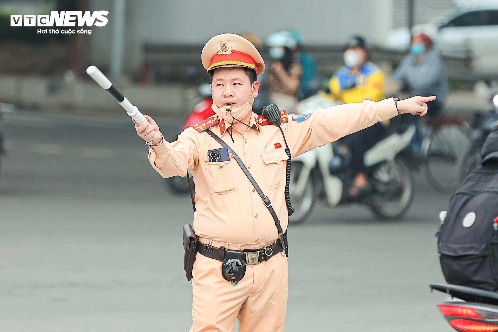 Người dân ùn ùn rời Hà Nội nghỉ lễ Giỗ Tổ, các trục cửa ngõ ùn ứ kéo dài - 11