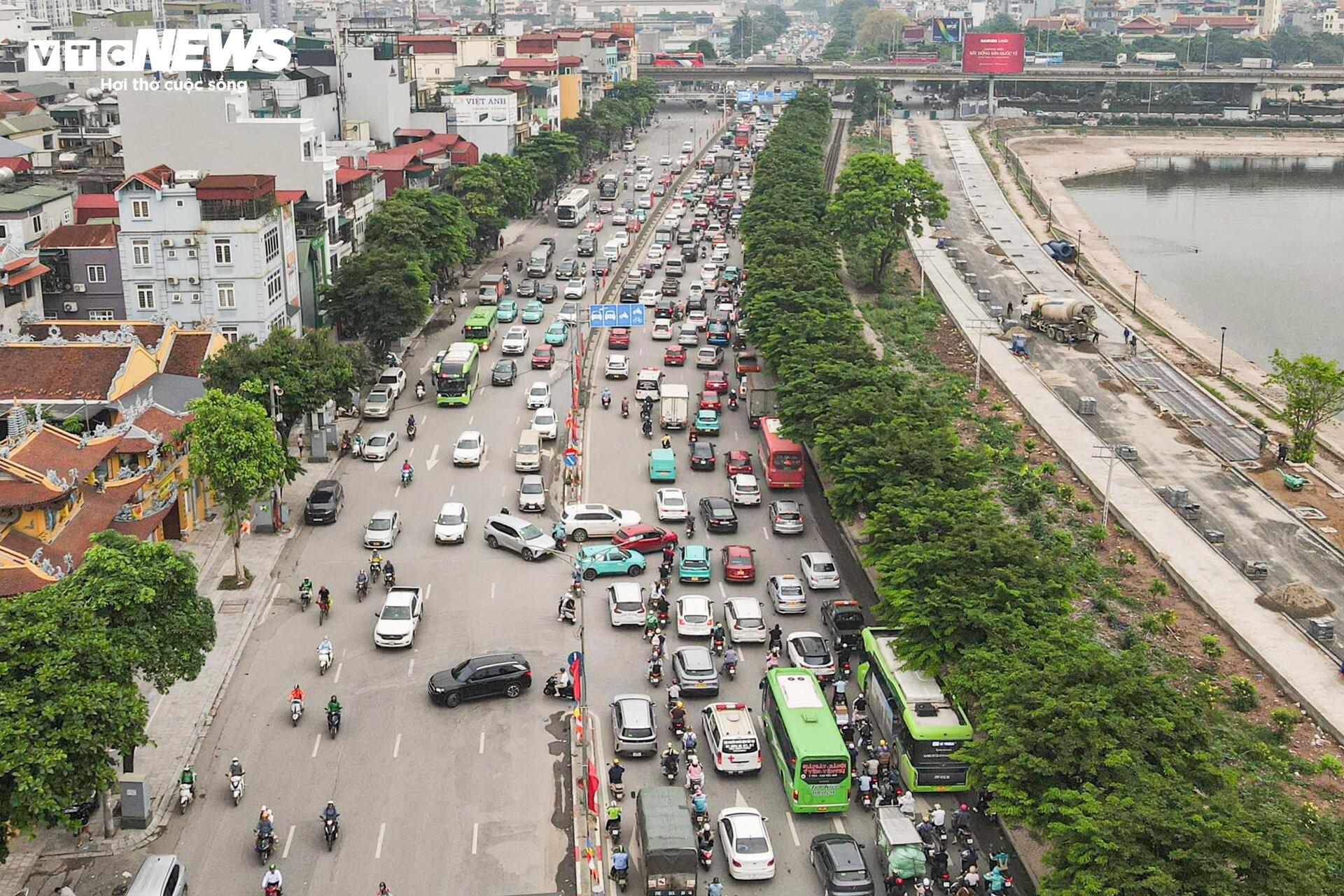 Người dân ùn ùn rời Hà Nội nghỉ lễ Giỗ Tổ, các trục cửa ngõ ùn ứ kéo dài - 10