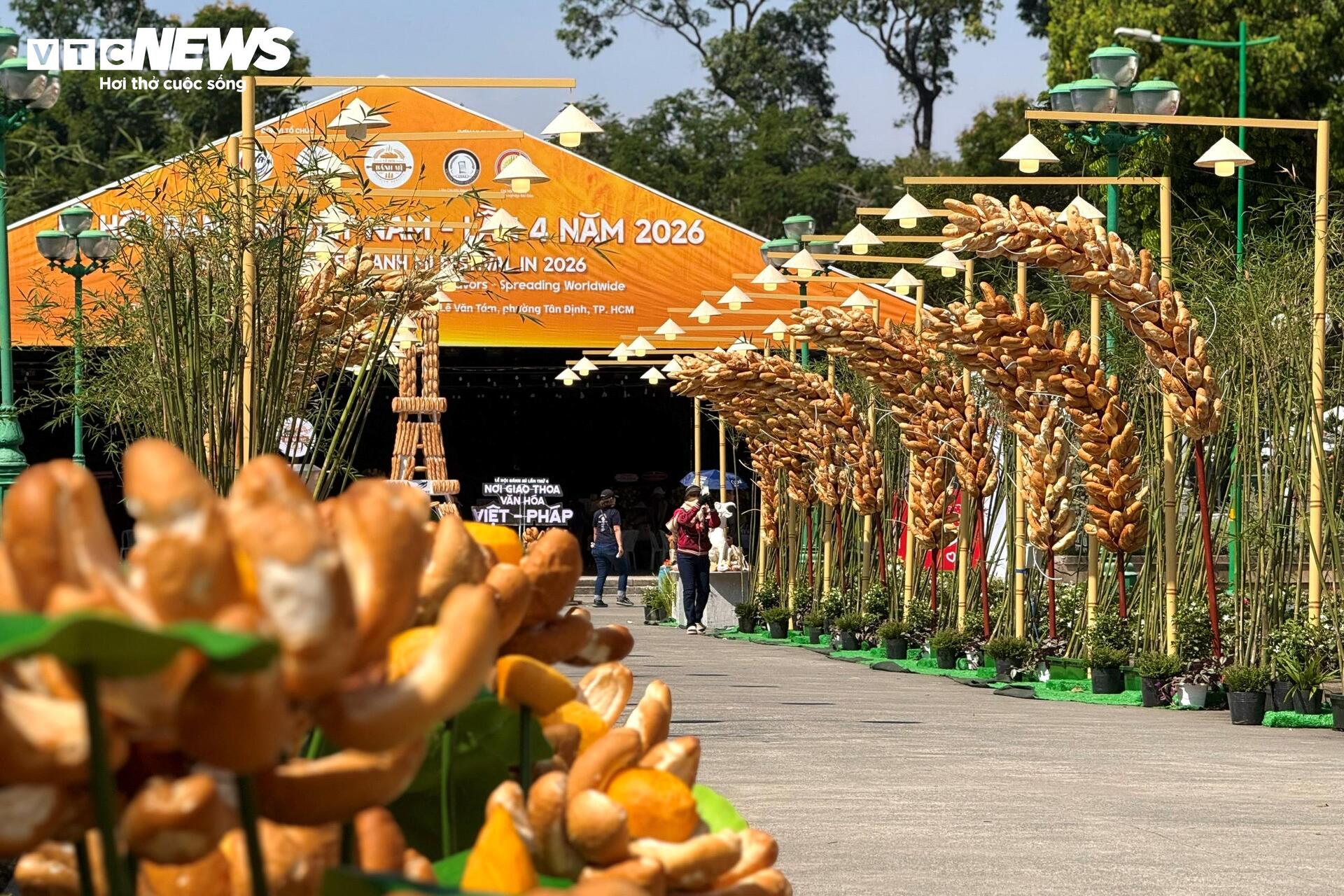 Lễ hội bánh mì Việt Nam đông nghịt người xếp hàng, chờ thưởng thức - 21