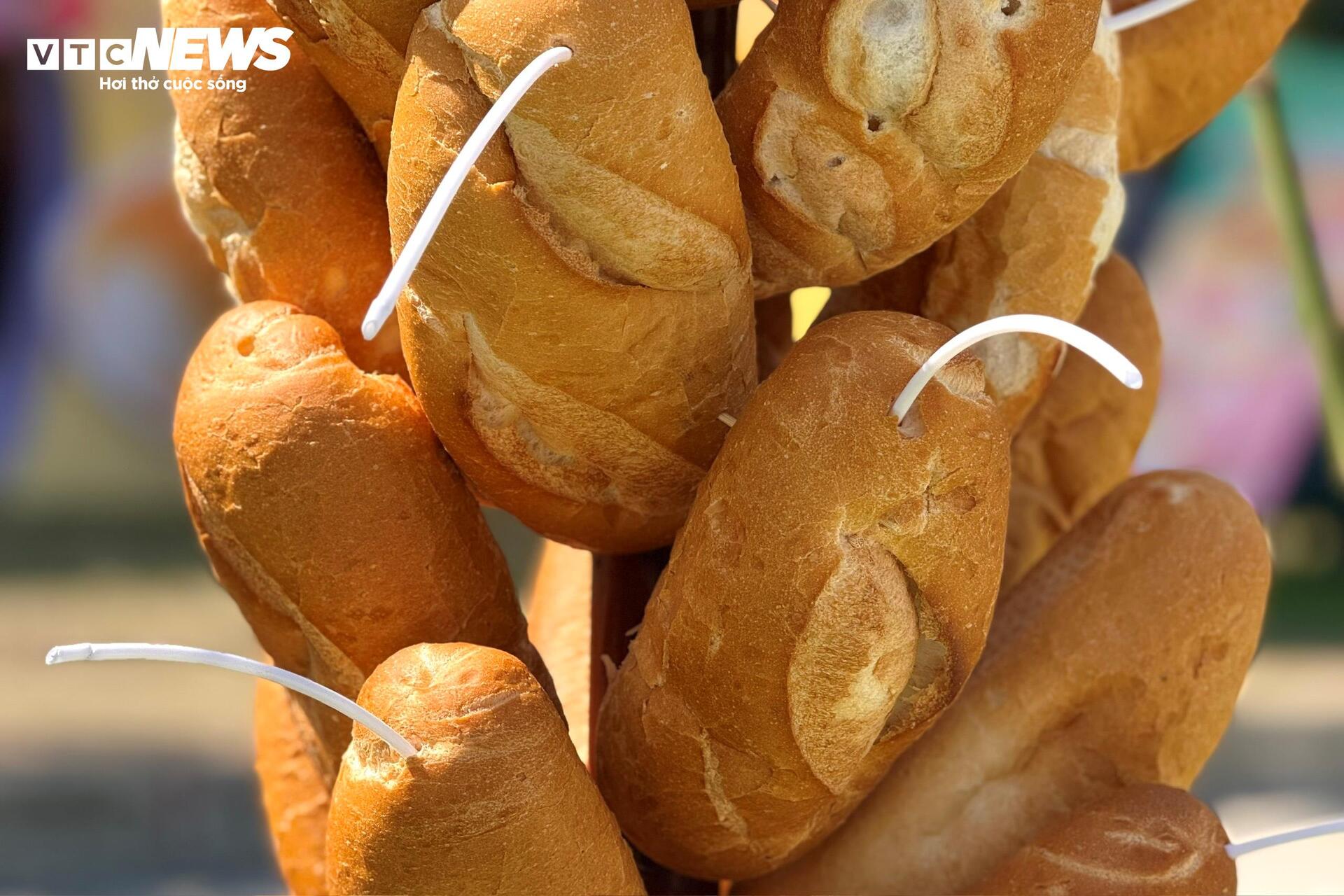 Lễ hội bánh mì Việt Nam đông nghịt người xếp hàng, chờ thưởng thức - 13