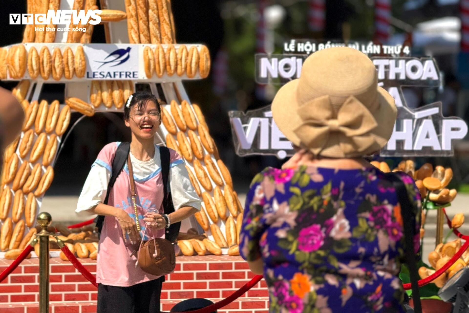 Lễ hội bánh mì Việt Nam đông nghịt người xếp hàng, chờ thưởng thức - 15