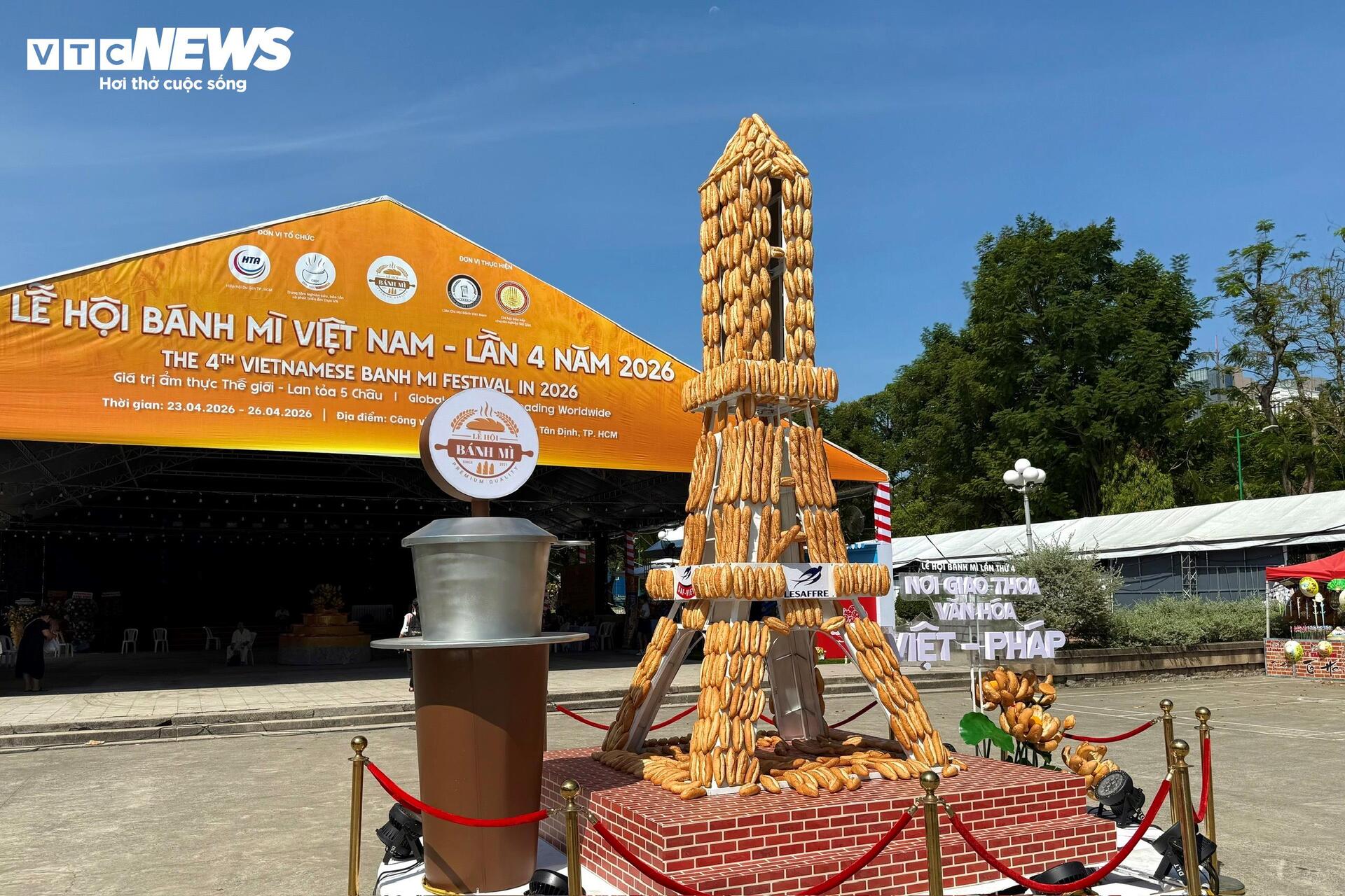 Lễ hội bánh mì Việt Nam đông nghịt người xếp hàng, chờ thưởng thức - 1