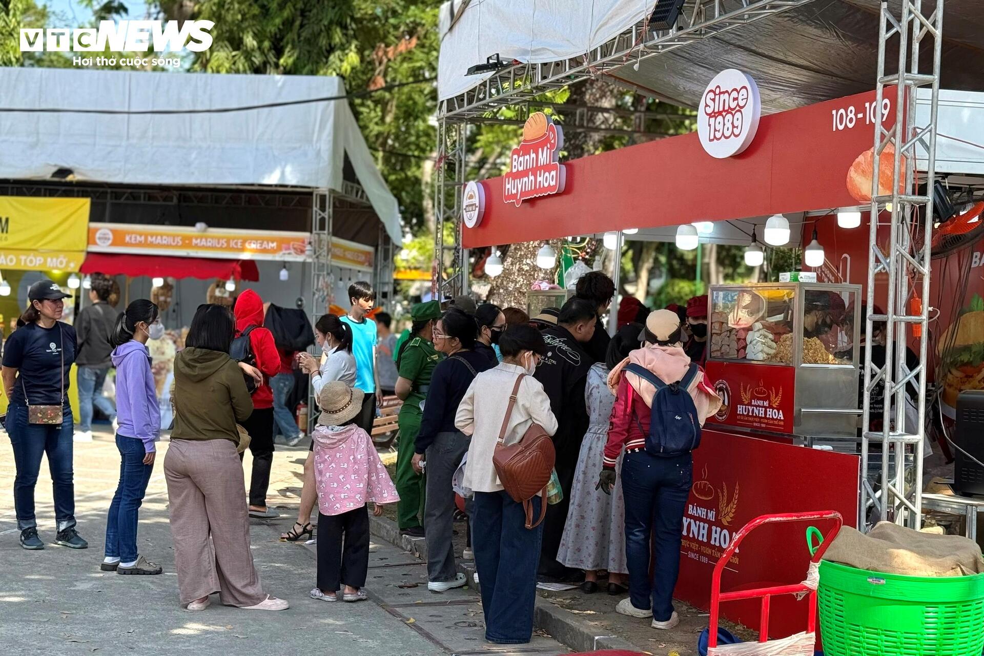 Lễ hội bánh mì Việt Nam đông nghịt người xếp hàng, chờ thưởng thức - 3
