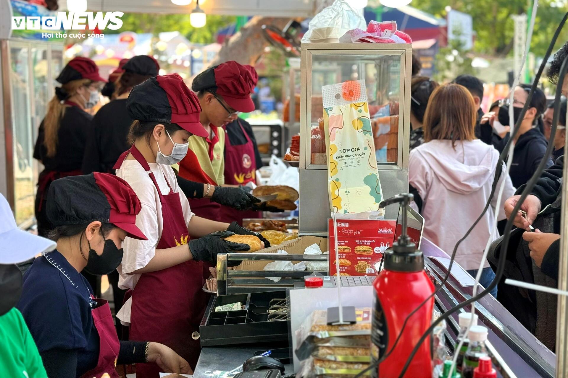 Lễ hội bánh mì Việt Nam đông nghịt người xếp hàng, chờ thưởng thức - 4
