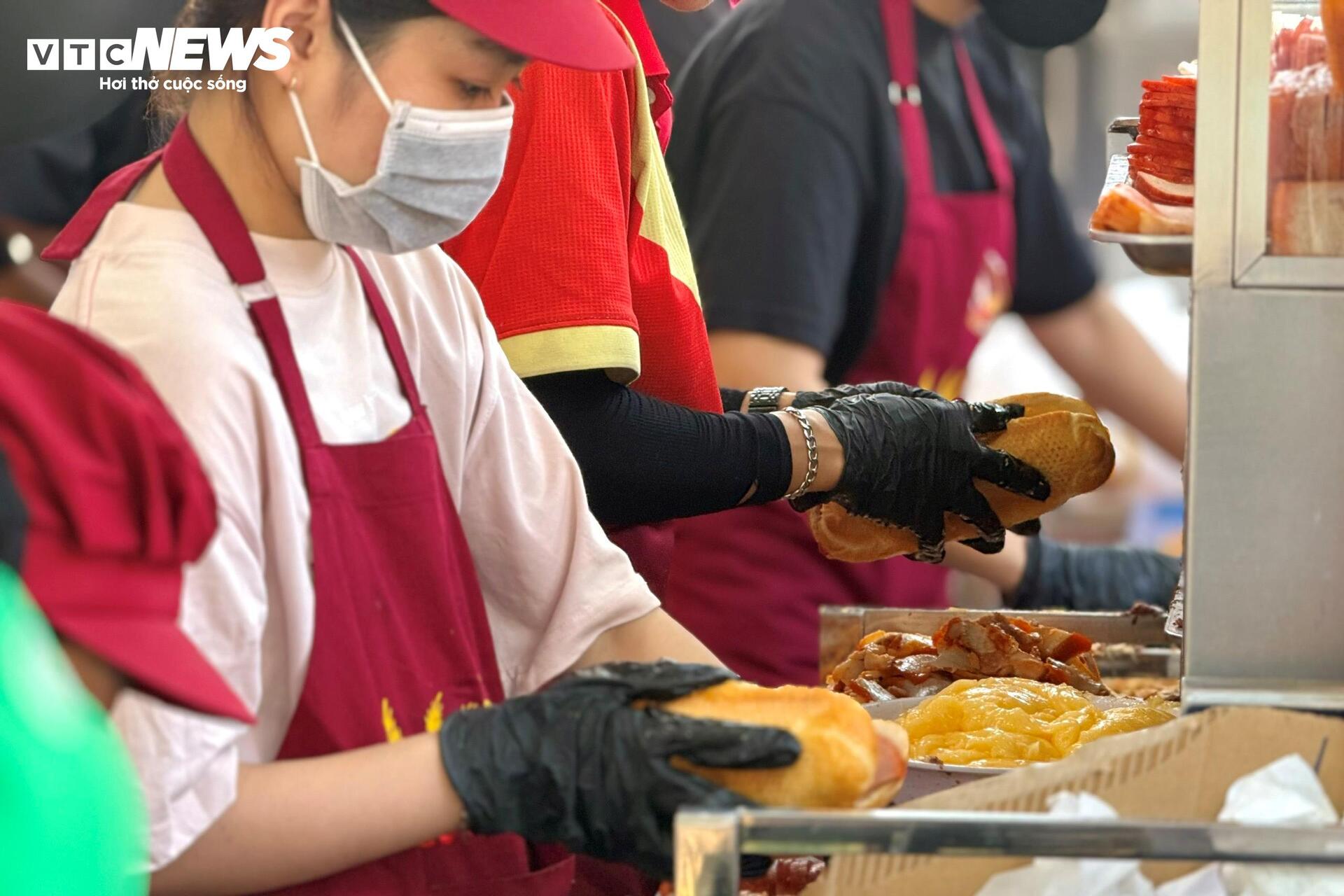 Lễ hội bánh mì Việt Nam đông nghịt người xếp hàng, chờ thưởng thức - 6