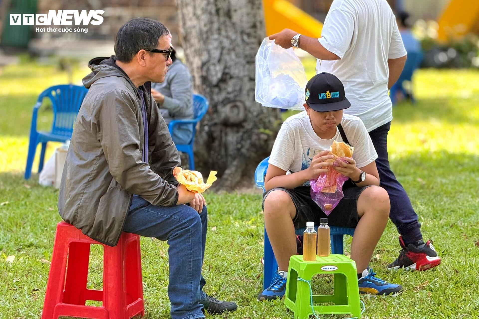 Lễ hội bánh mì Việt Nam đông nghịt người xếp hàng, chờ thưởng thức - 11